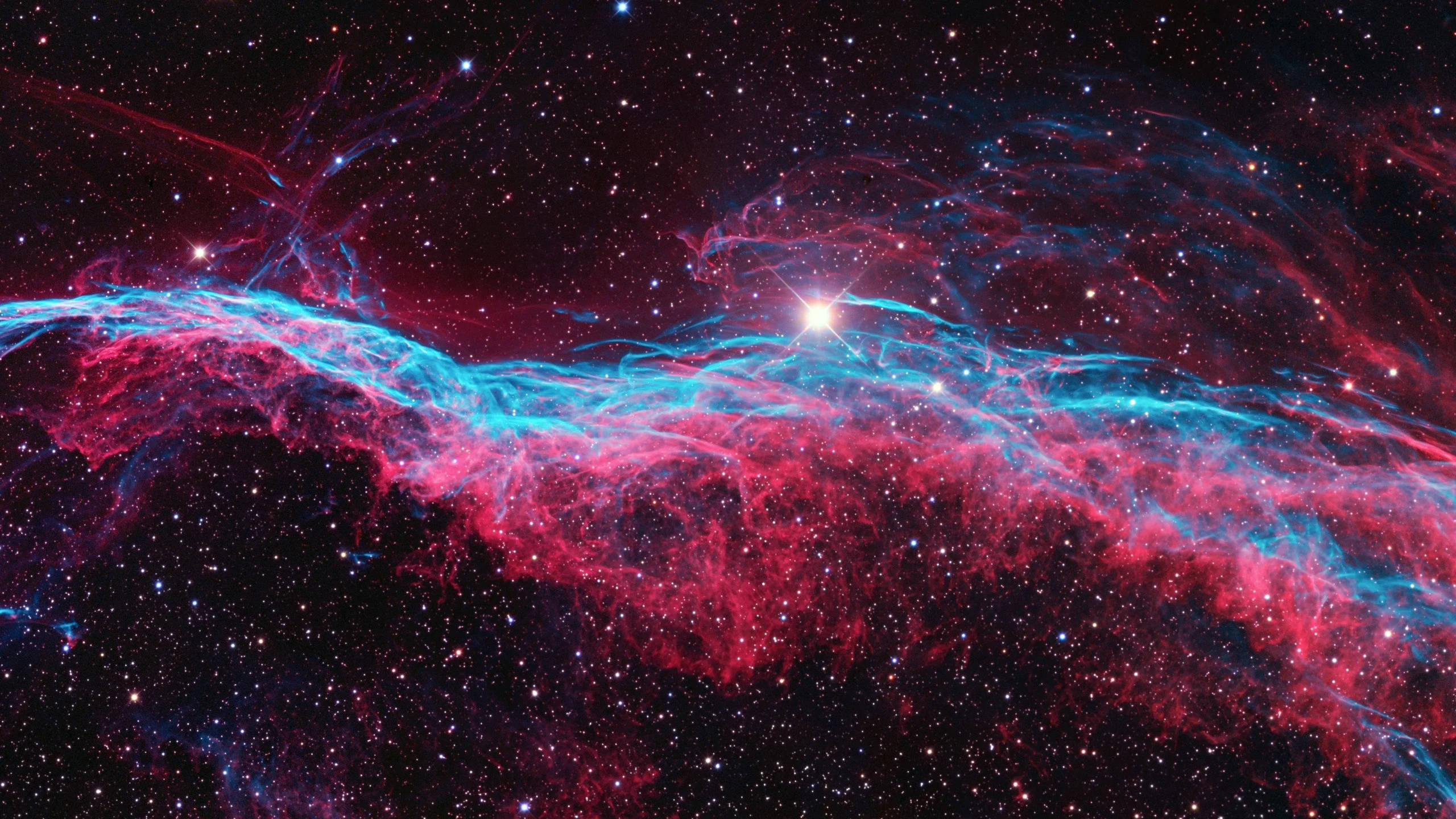 سحابی صورتی در فضا 2560x1440 والپیپر