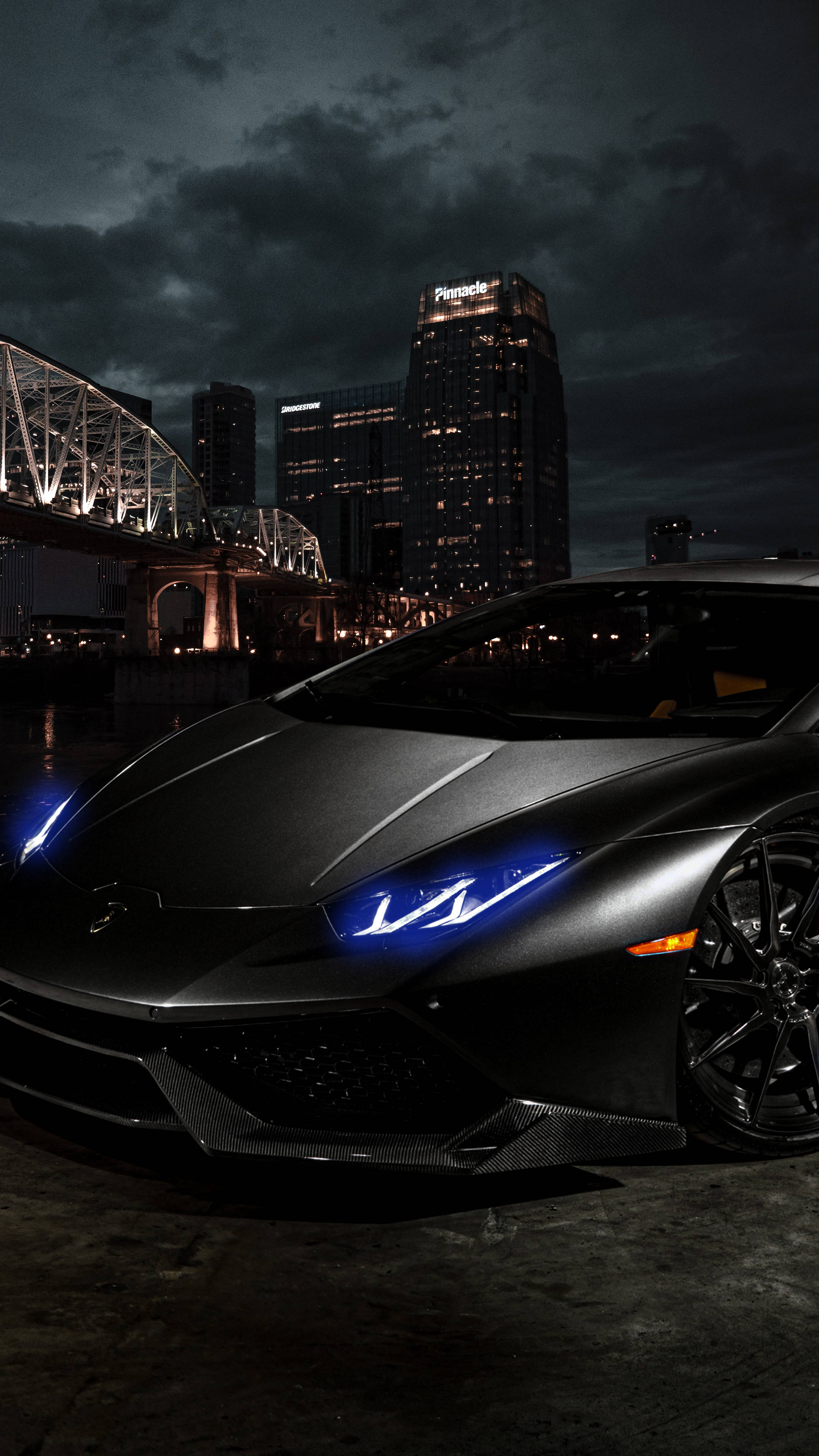 خودروی زیبای 4K در پس‌زمینه انتزاعی تیره برای آیفون والپیپر