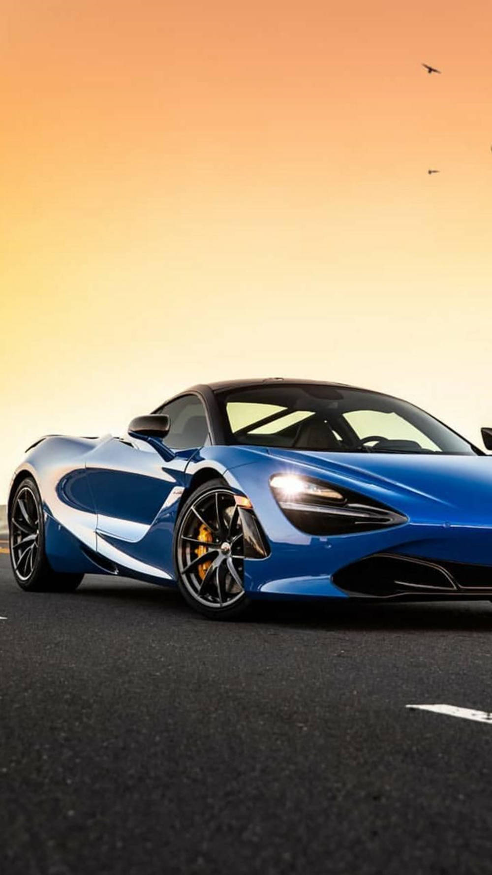 مک‌لارن 720S آبی در غروب آفتاب برای موبایل والپیپر