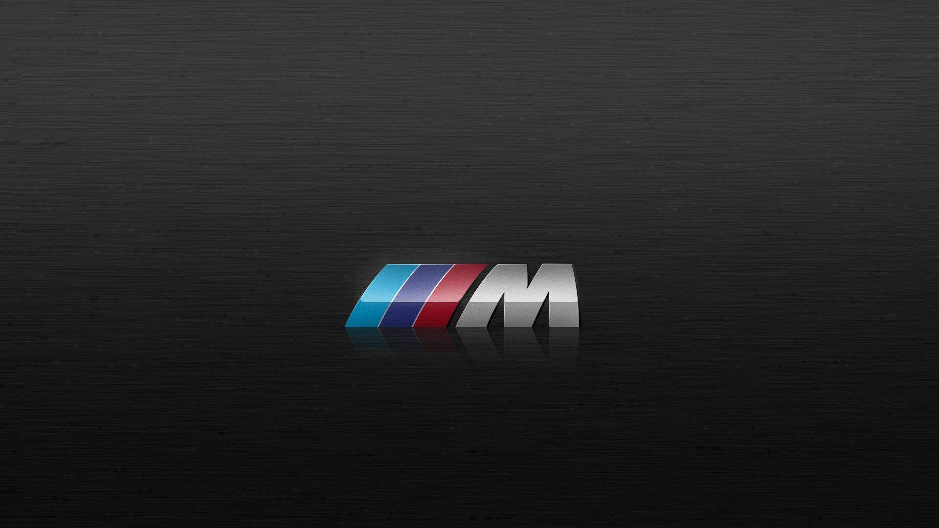 والپیپر لوگوی BMW M با بافت چوب مشکی والپیپر