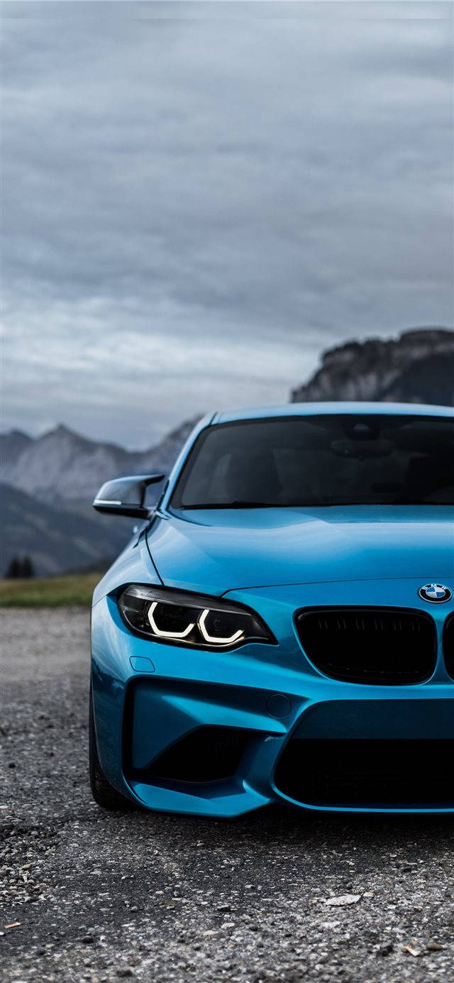 تصویر پس‌زمینه آیفون از خودروی BMW M2 آبی والپیپر