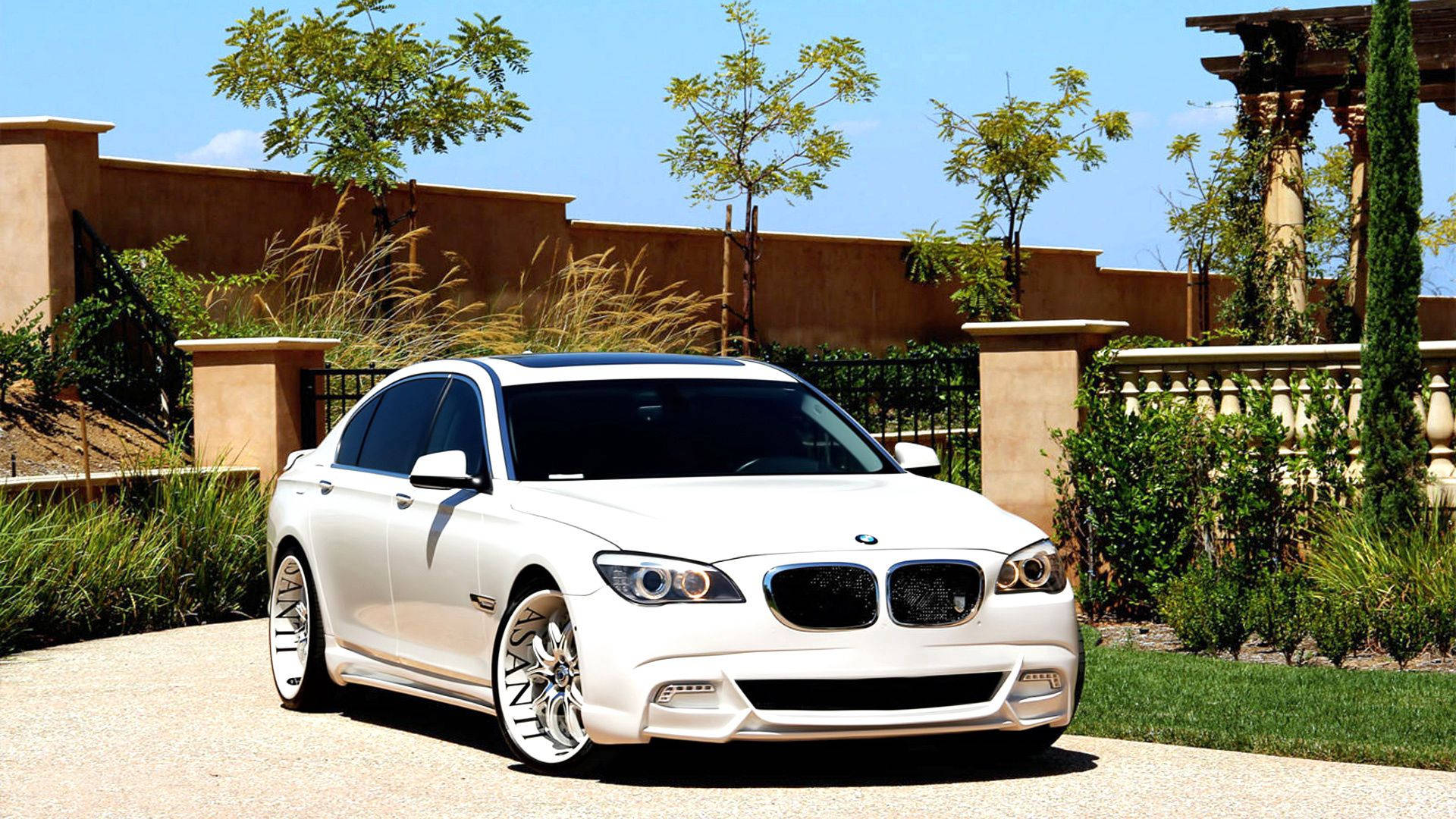 والپیپر خودروی سفید BMW 7 F01 با تیونینگ Asanti در دروازه — بی‌ام‌و والپیپر