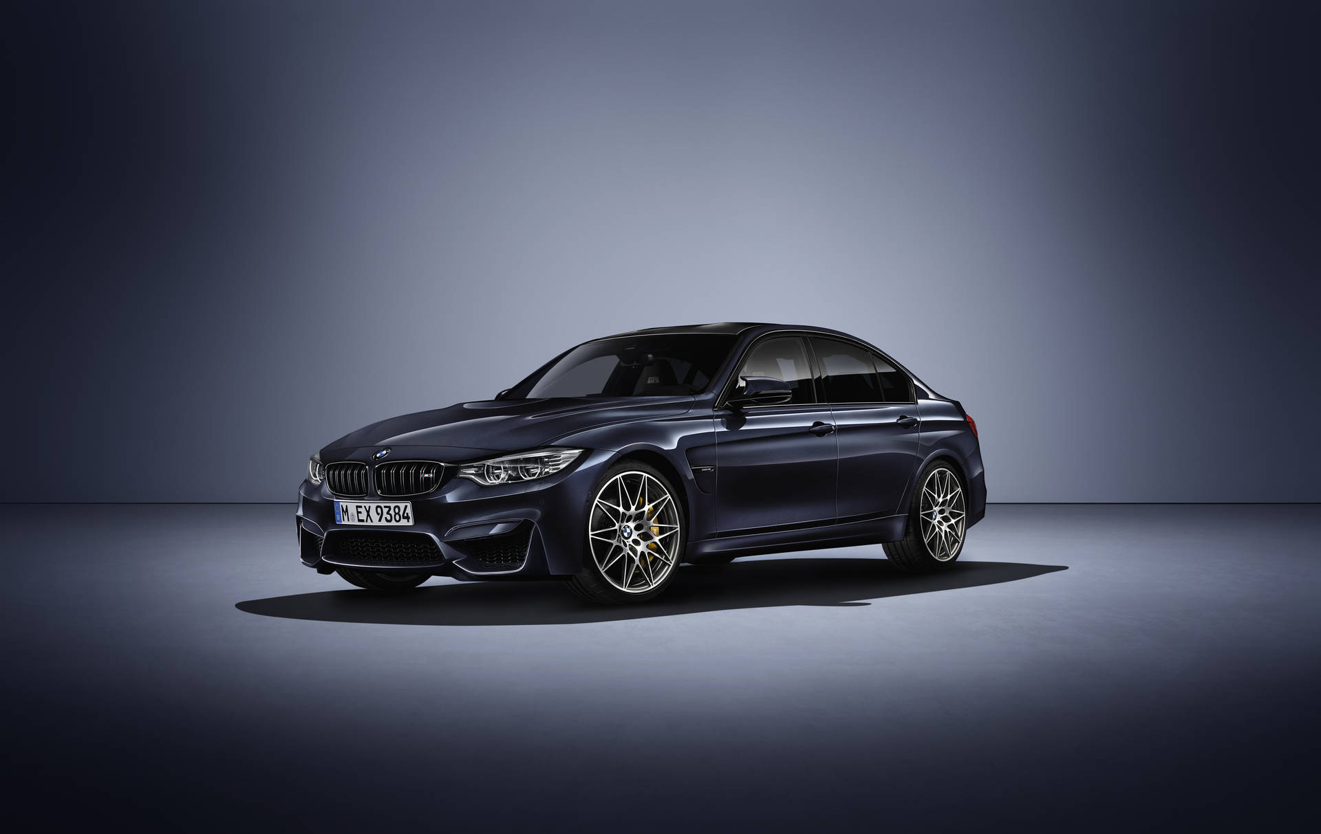 والپیپر BMW M3 30 Jahre Edition مشکی در نورافکن — بی‌ام‌و والپیپر
