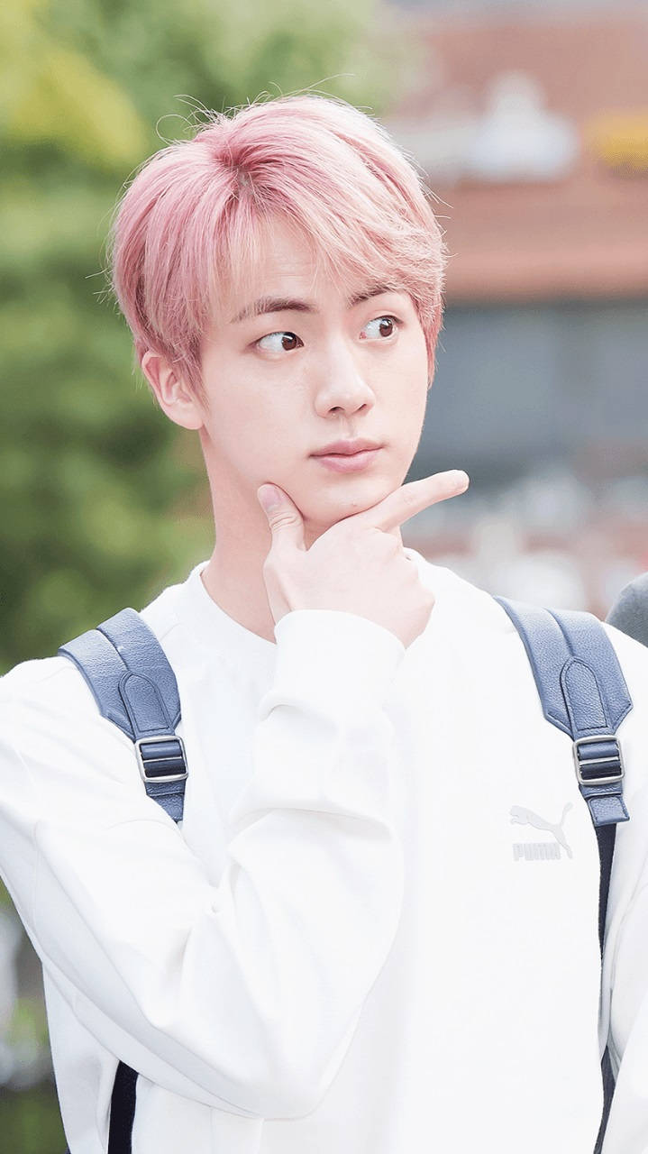 پوز جذاب و بامزه جین از BTS والپیپر