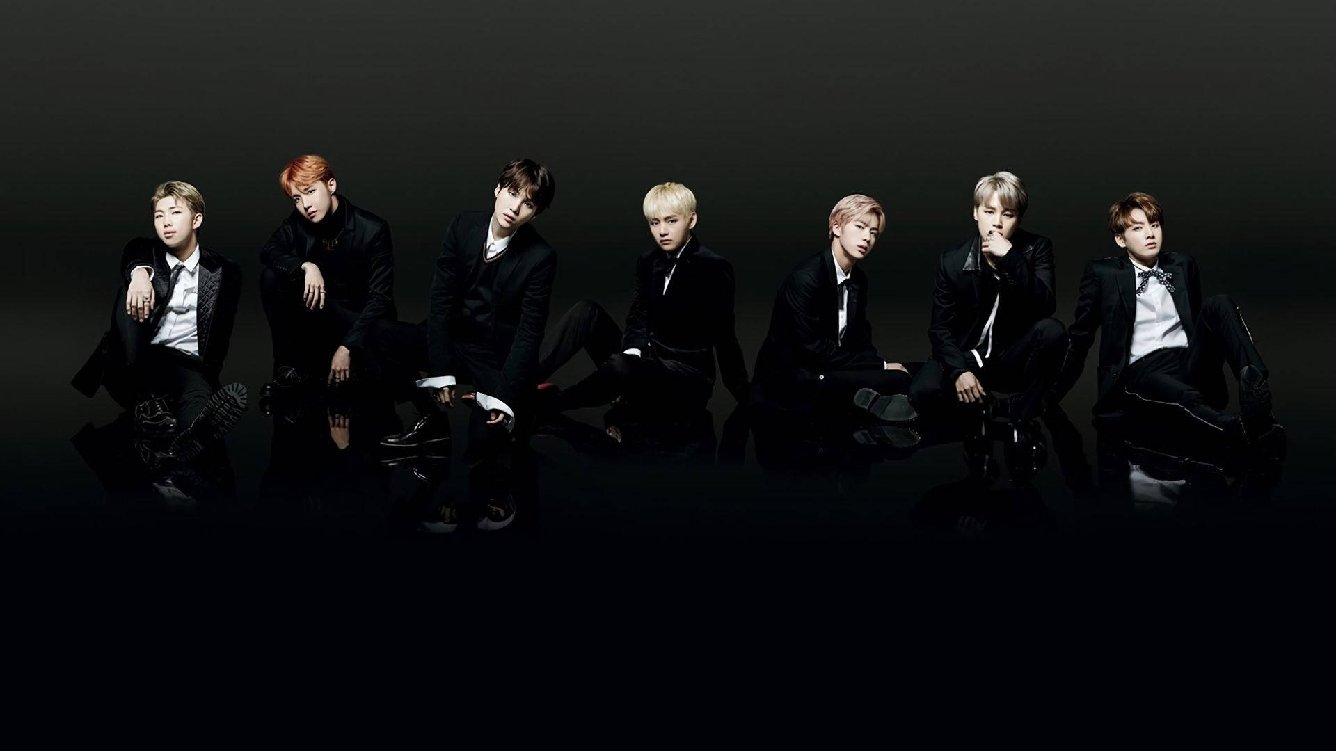 اعضای BTS با لباس مشکی روی زمین مشکی برای لپ‌تاپ والپیپر