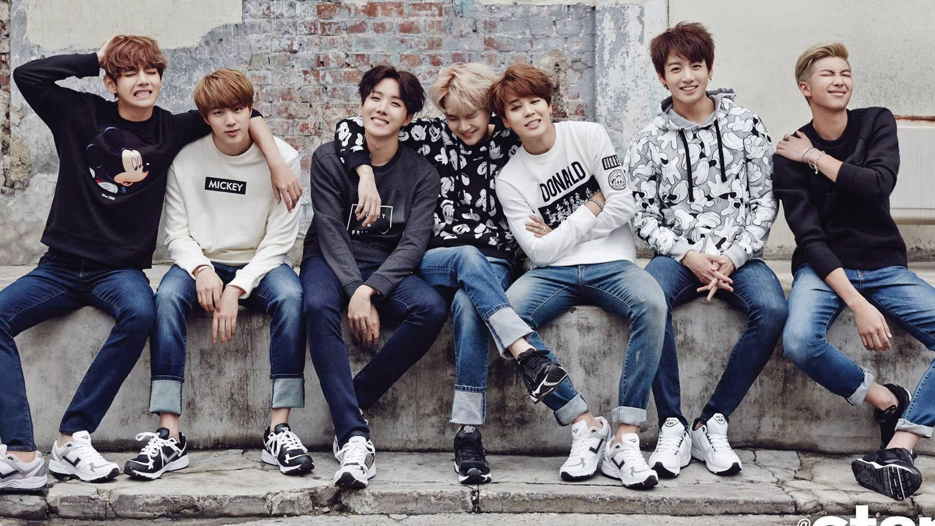 BTS 2020 نشسته روی نیمکت بتنی والپیپر