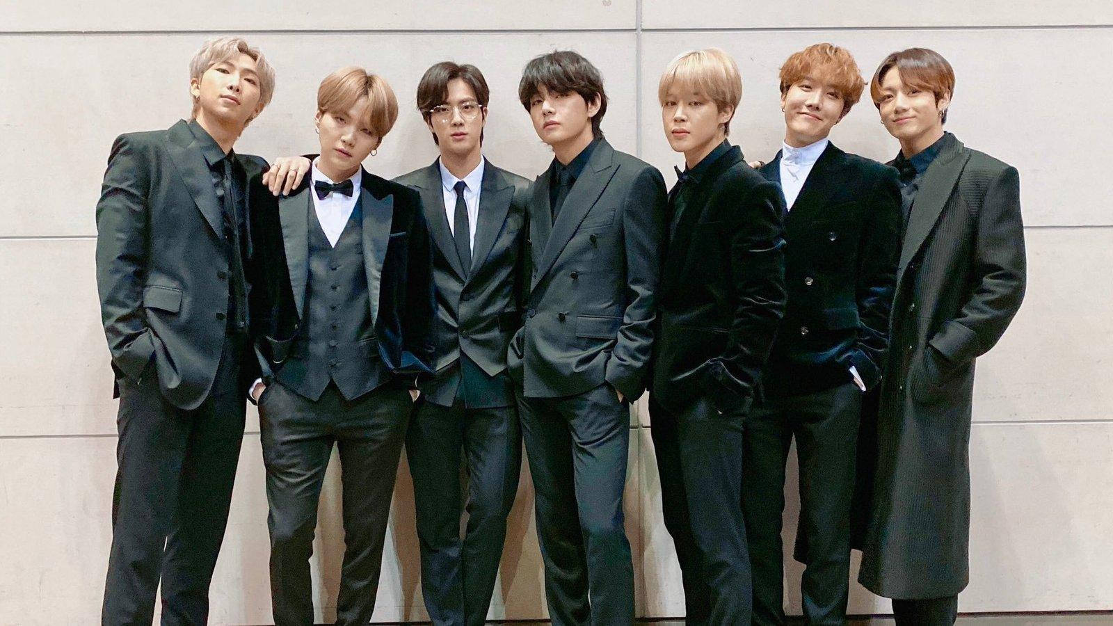 BTS 2020 با کت و شلوار مشکی — کی‌پاپ گیف والپیپر
