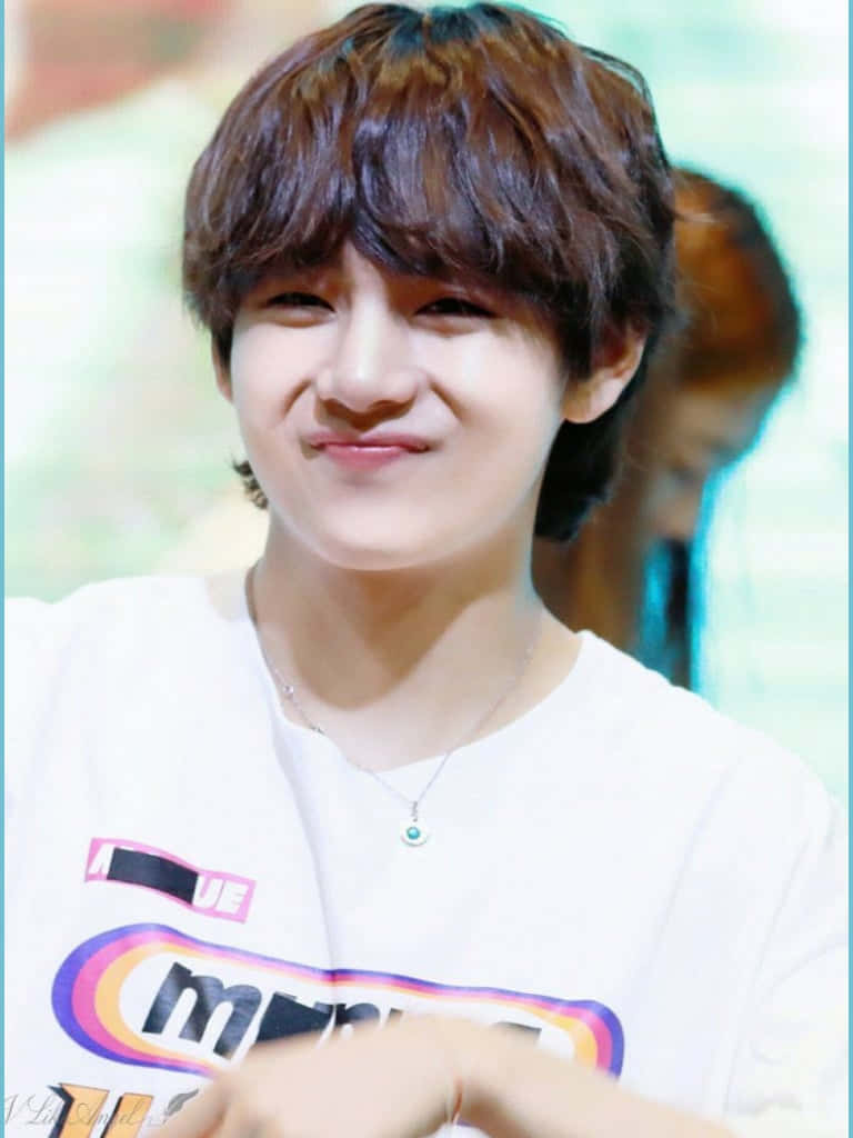 لبخند مطمئن وی از گروه BTS والپیپر