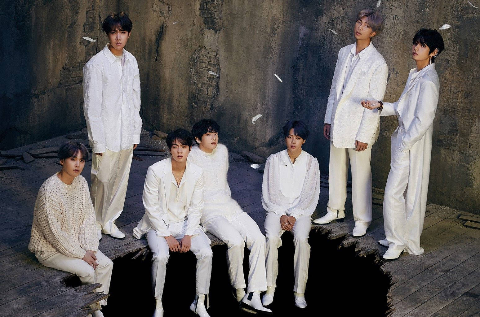 پس‌زمینه دسکتاپ سوراخ گروه BTS والپیپر