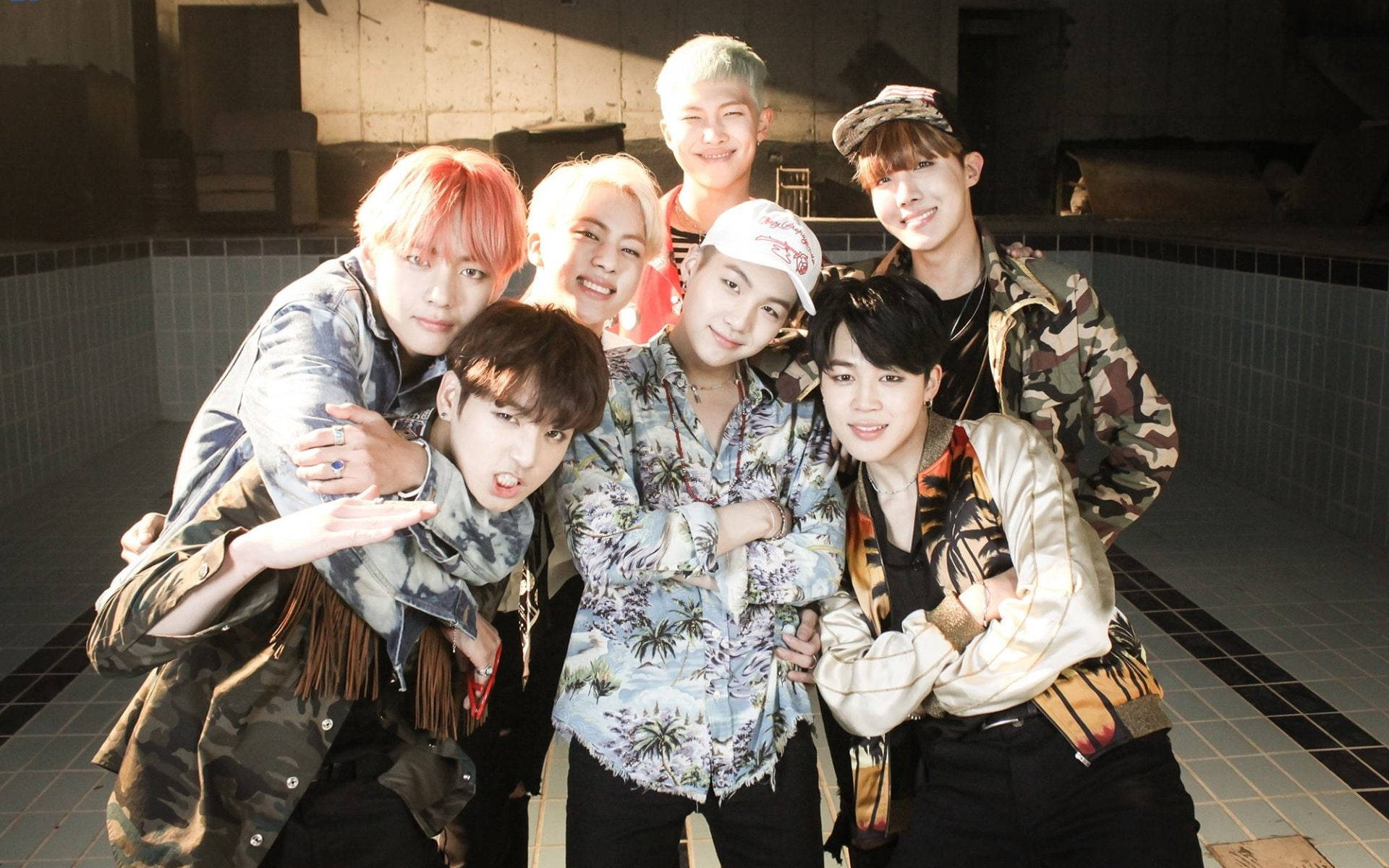 عکس گروهی BTS در موزیک ویدیوی Fire والپیپر