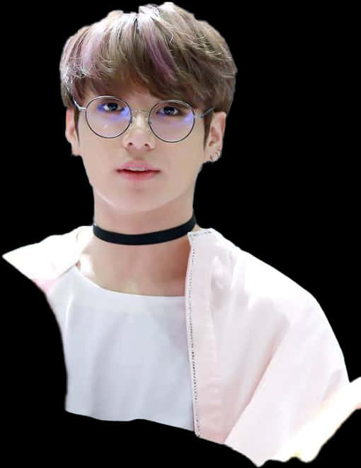 عضو BTS با عینک و گردنبند چوکر والپیپر