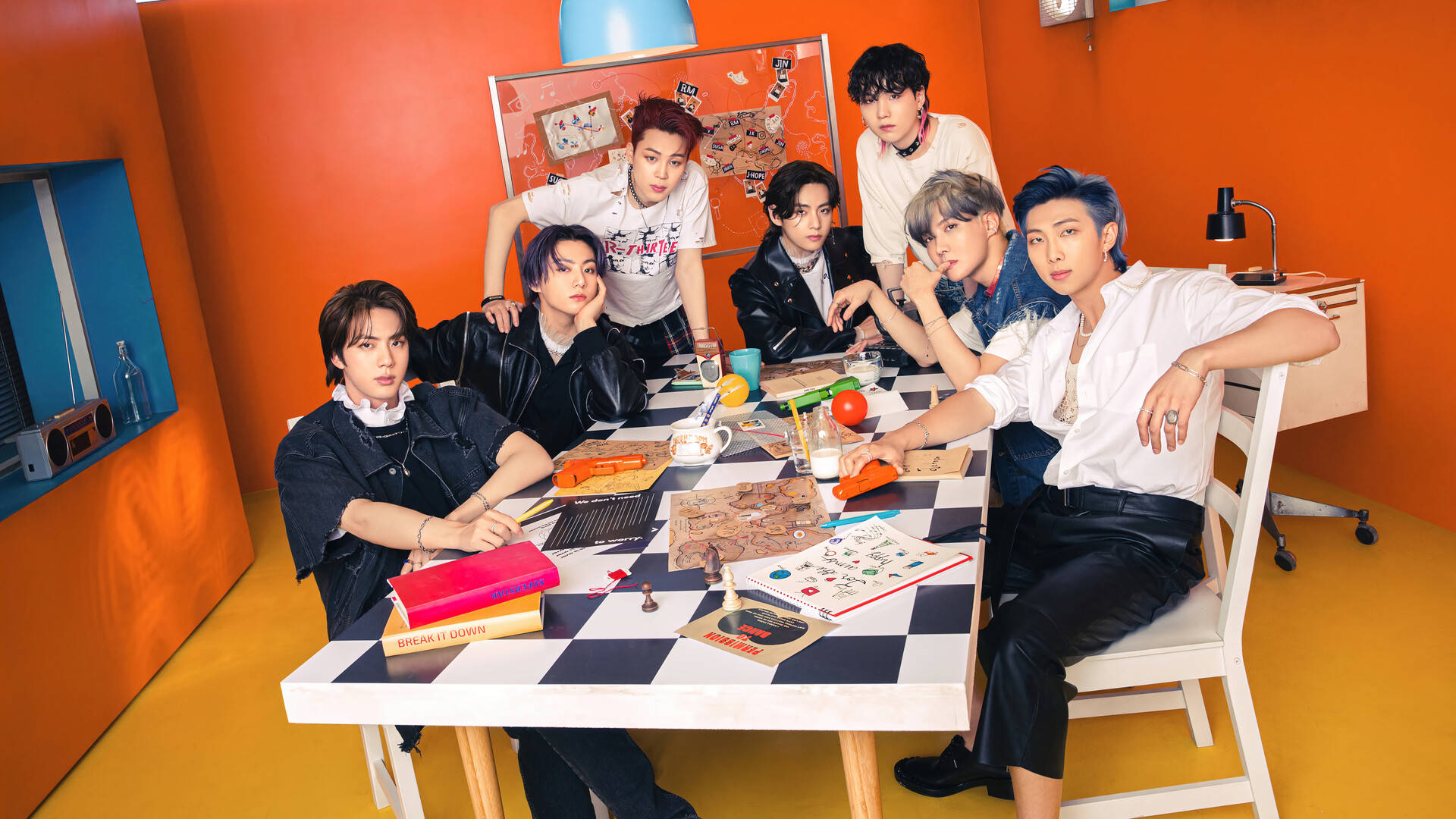 عکس گروهی BTS در اتاق نارنجی والپیپر