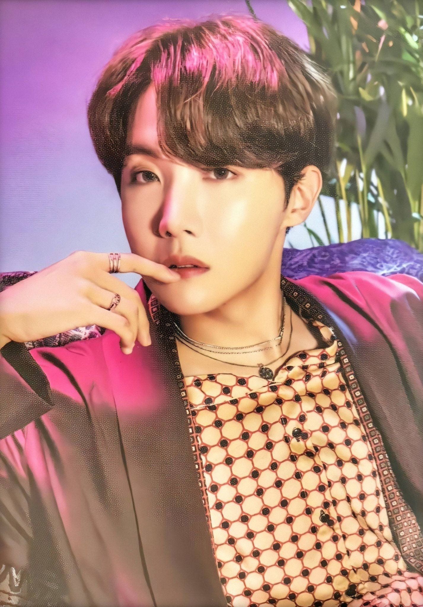 جی‌هوپ دوست‌داشتنی BTS با تاپ قهوه‌ای والپیپر
