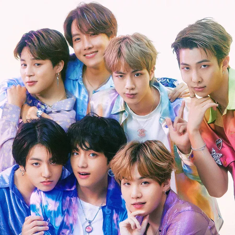 گروه جذاب BTS در نمای متوسط والپیپر
