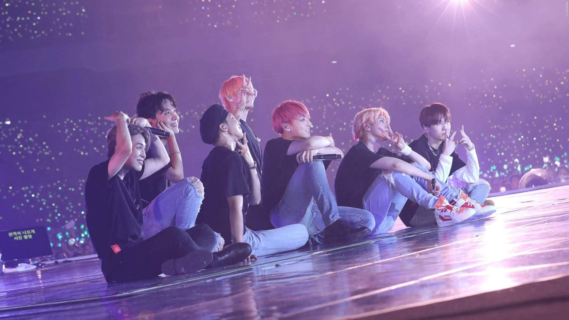 زیبایی شناسی BTS روی صحنه بنفش والپیپر