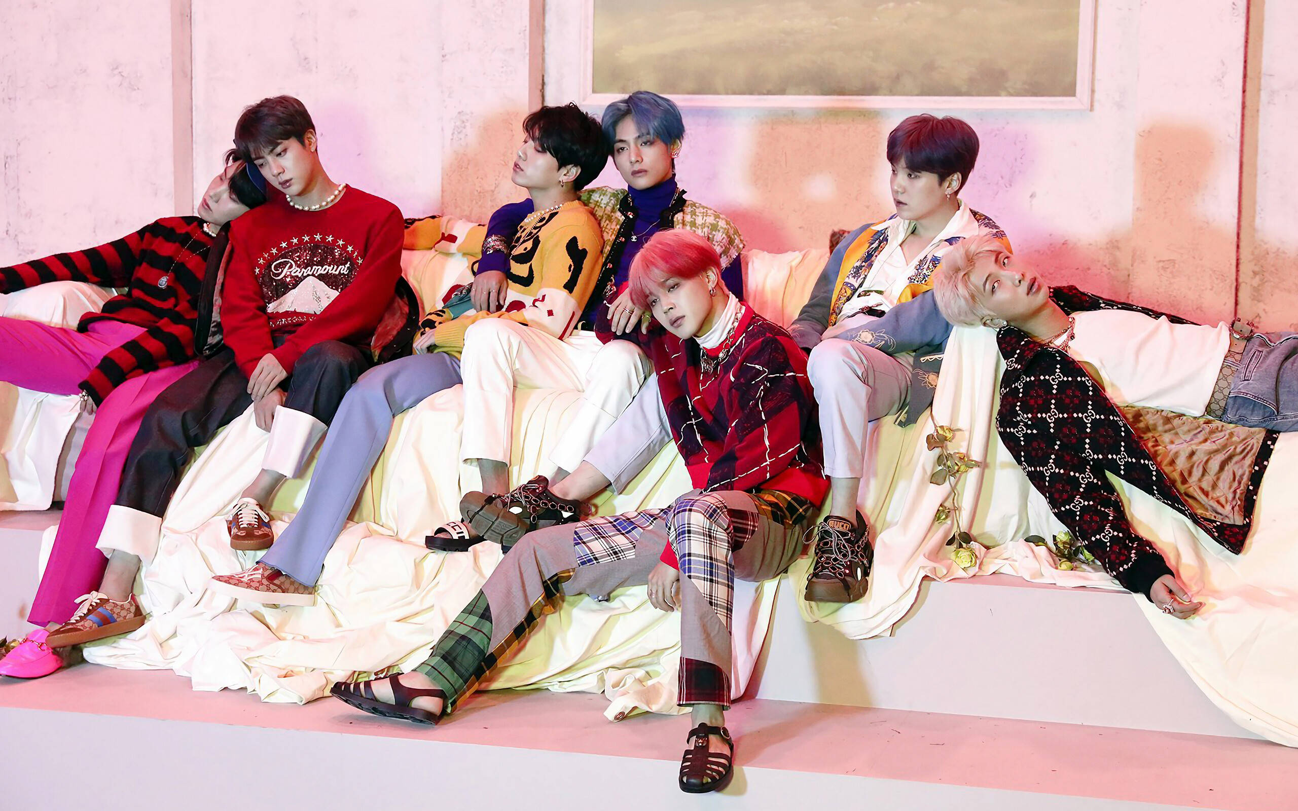 عکس گروهی BTS در اتاق نشیمن والپیپر