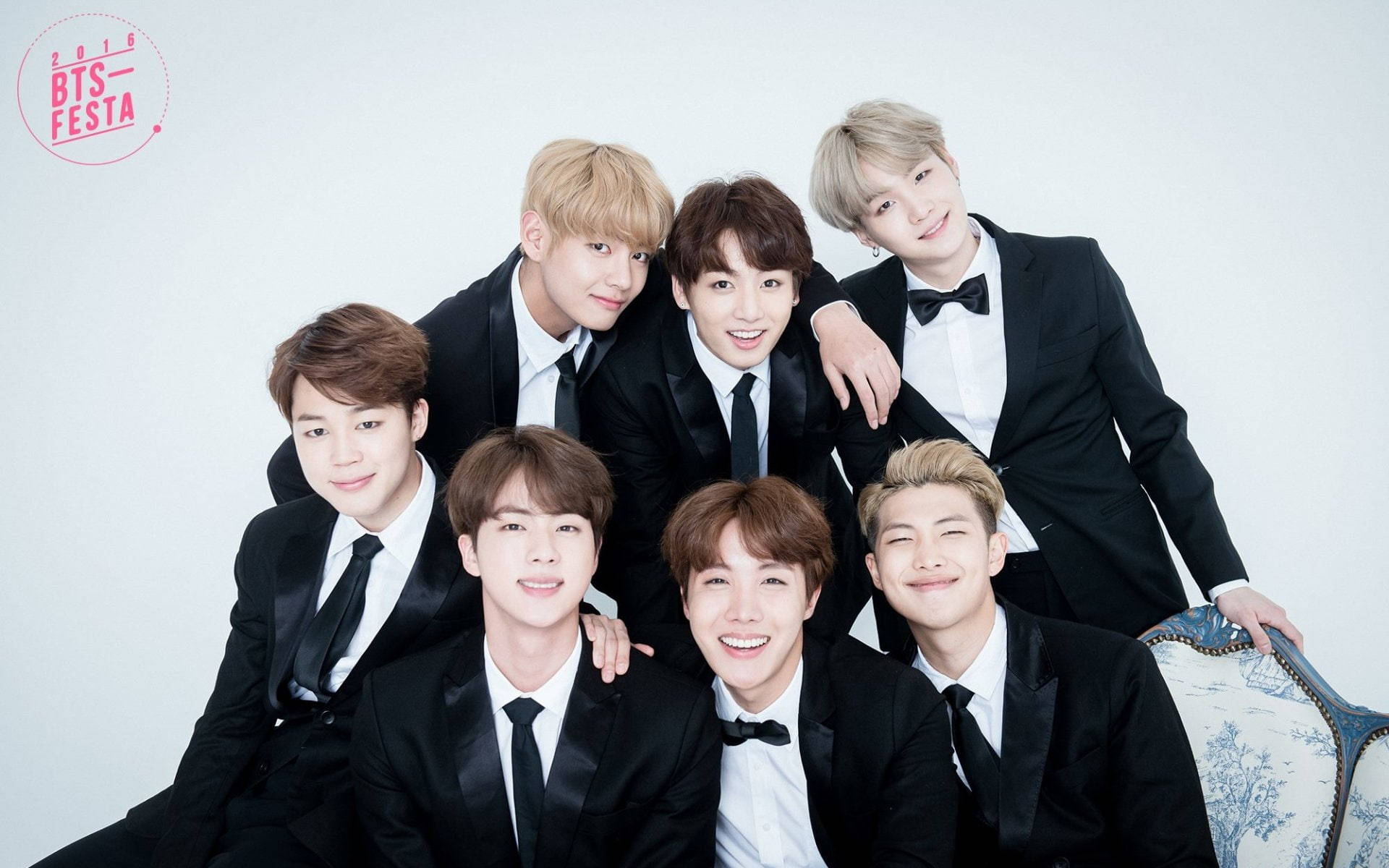 عکس گروهی BTS با کت و شلوارهای شیک والپیپر