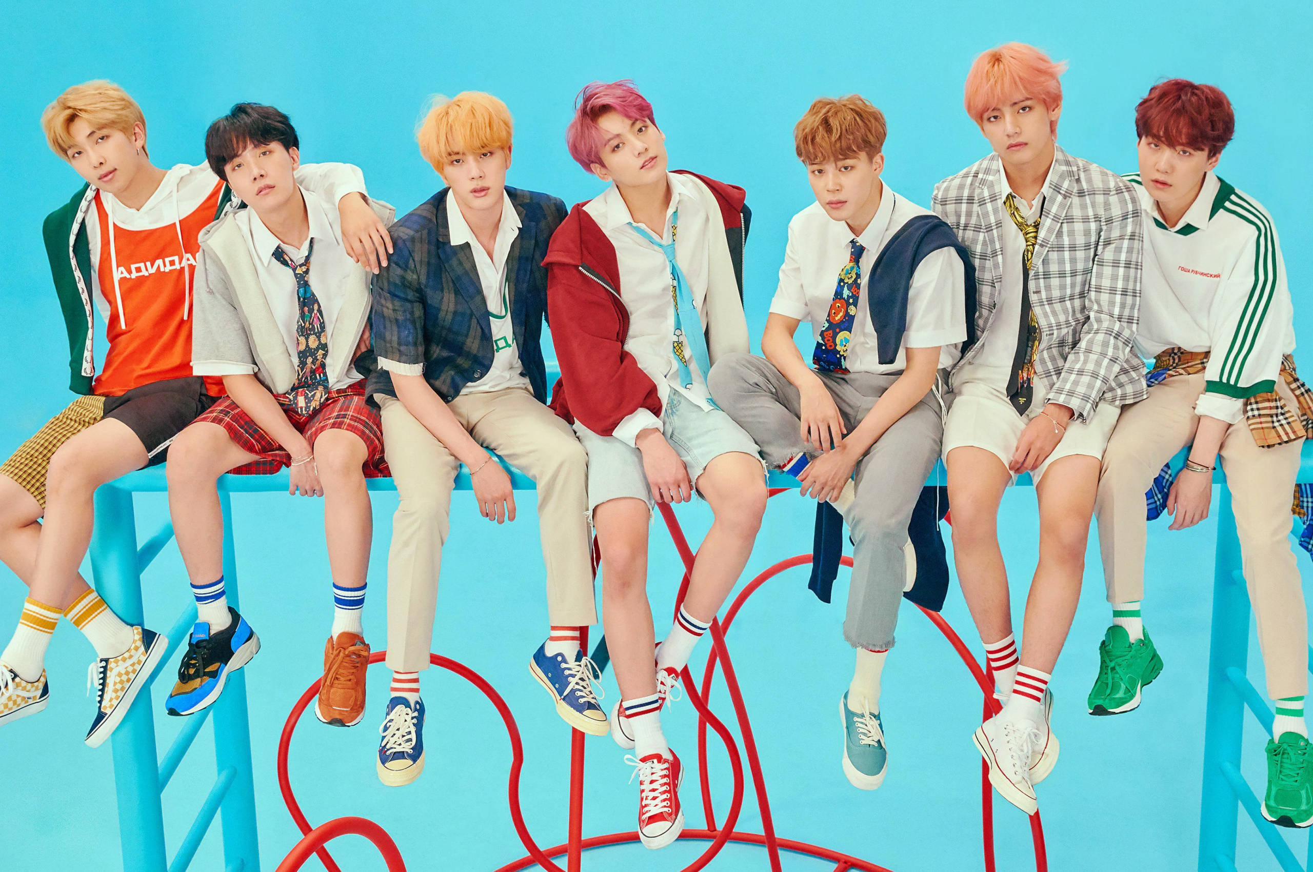 عکس گروهی BTS با پس‌زمینه آبی والپیپر