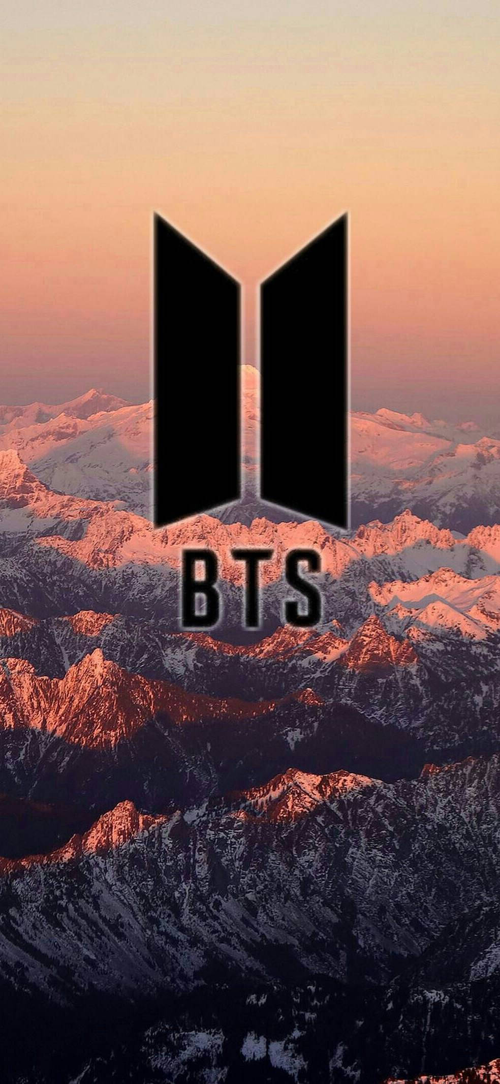 لوگوی BTS روی کوهی زیبا والپیپر