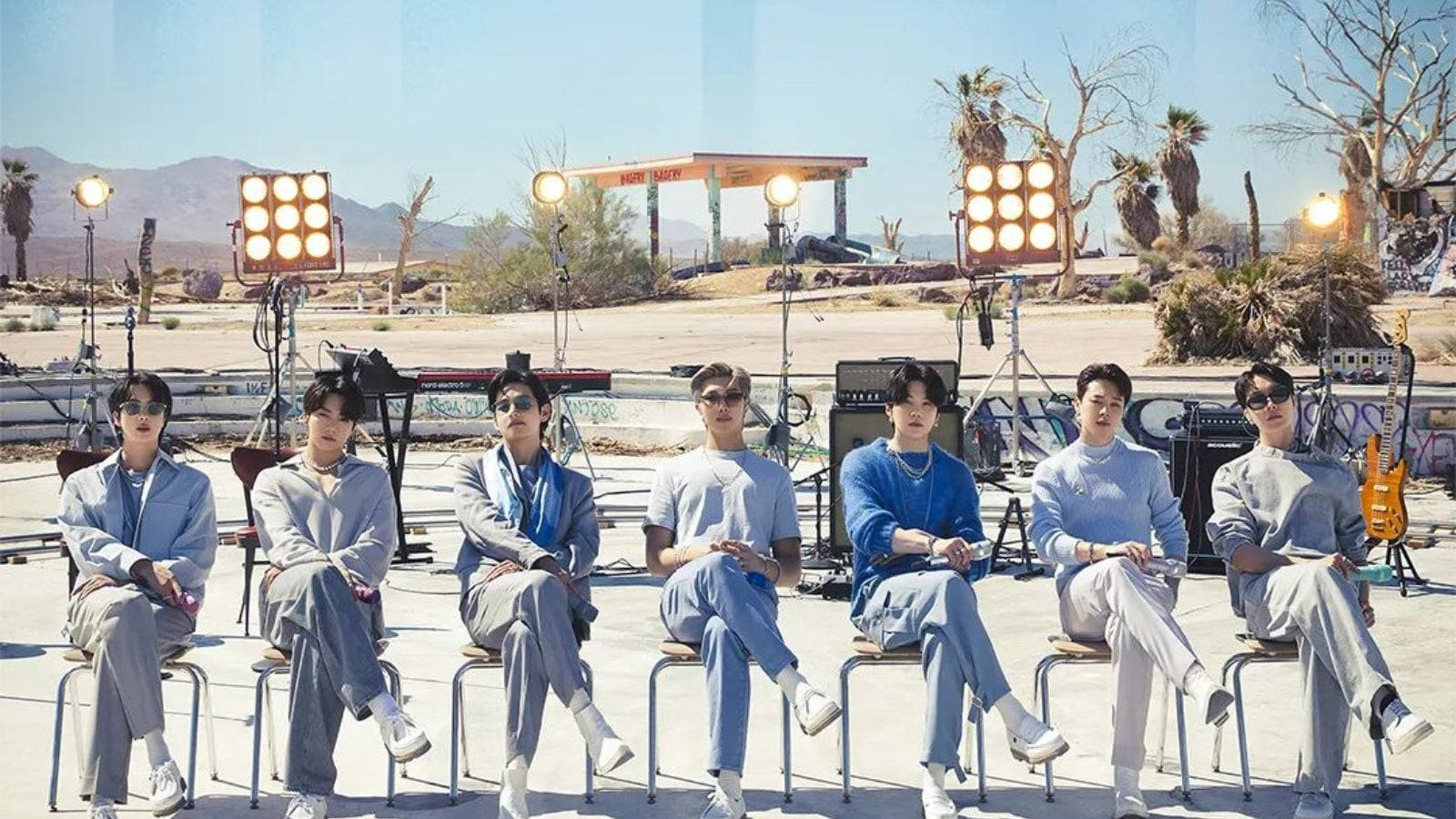 والپیپر دسکتاپ BTS با سازها والپیپر