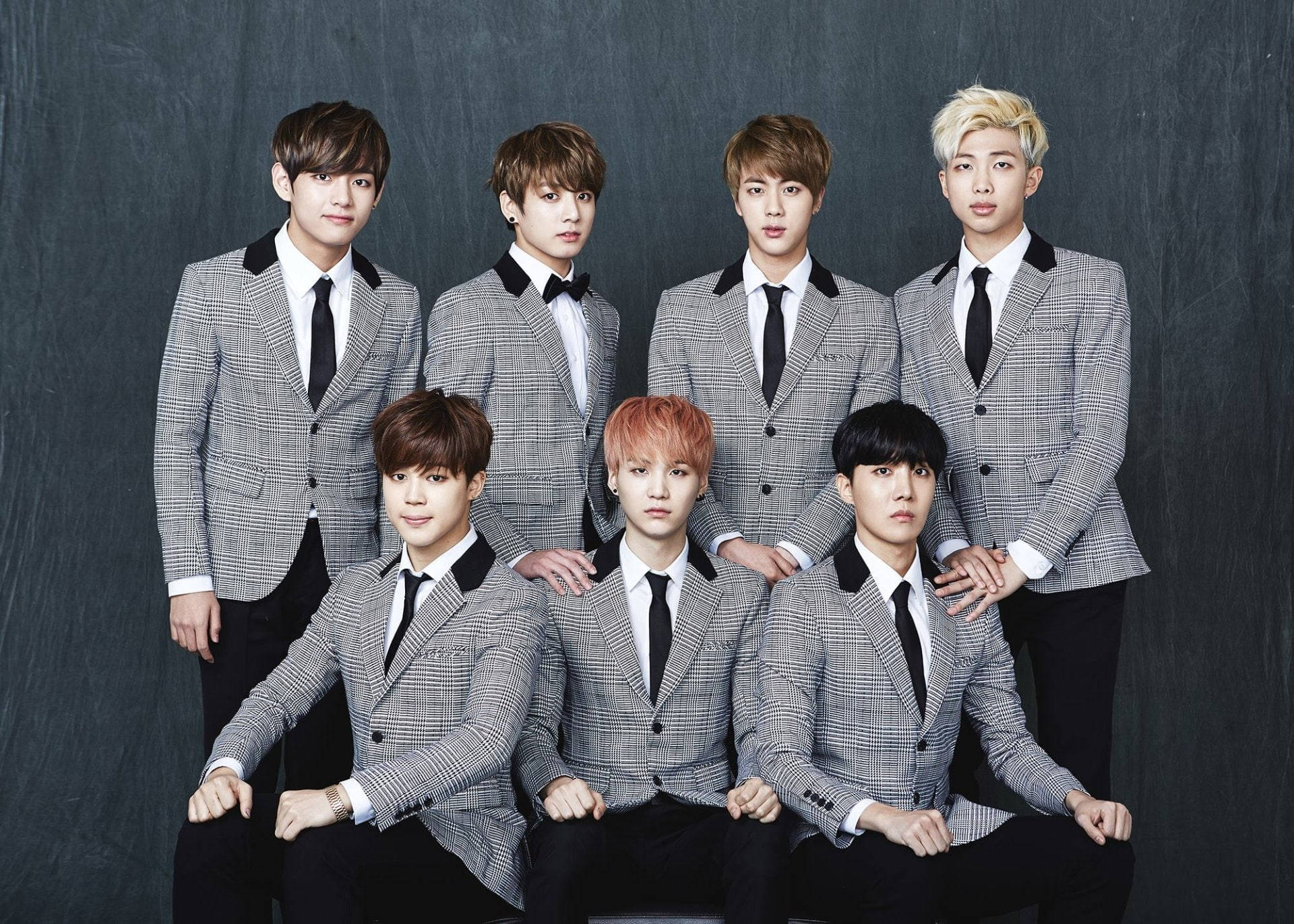 لپ‌تاپ باحال BTS با کت و شلوار چهارخانه خاکستری والپیپر