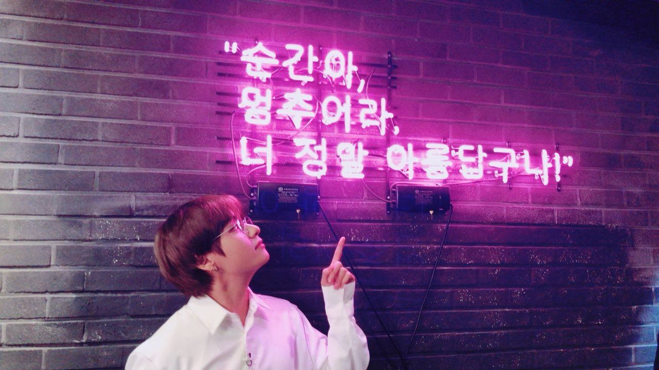 BTS وی نئون لایت استتیک والپیپر