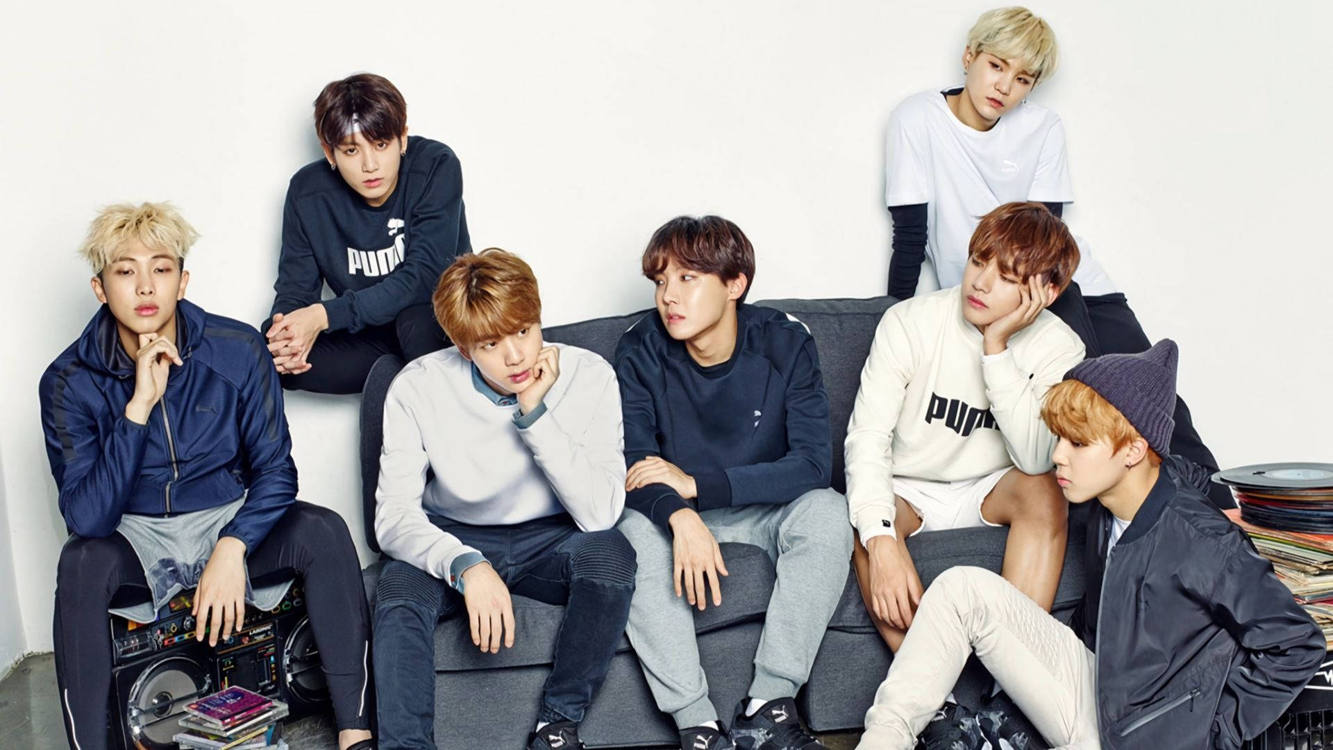 گروه BTS روی مبل آبی و سفید والپیپر