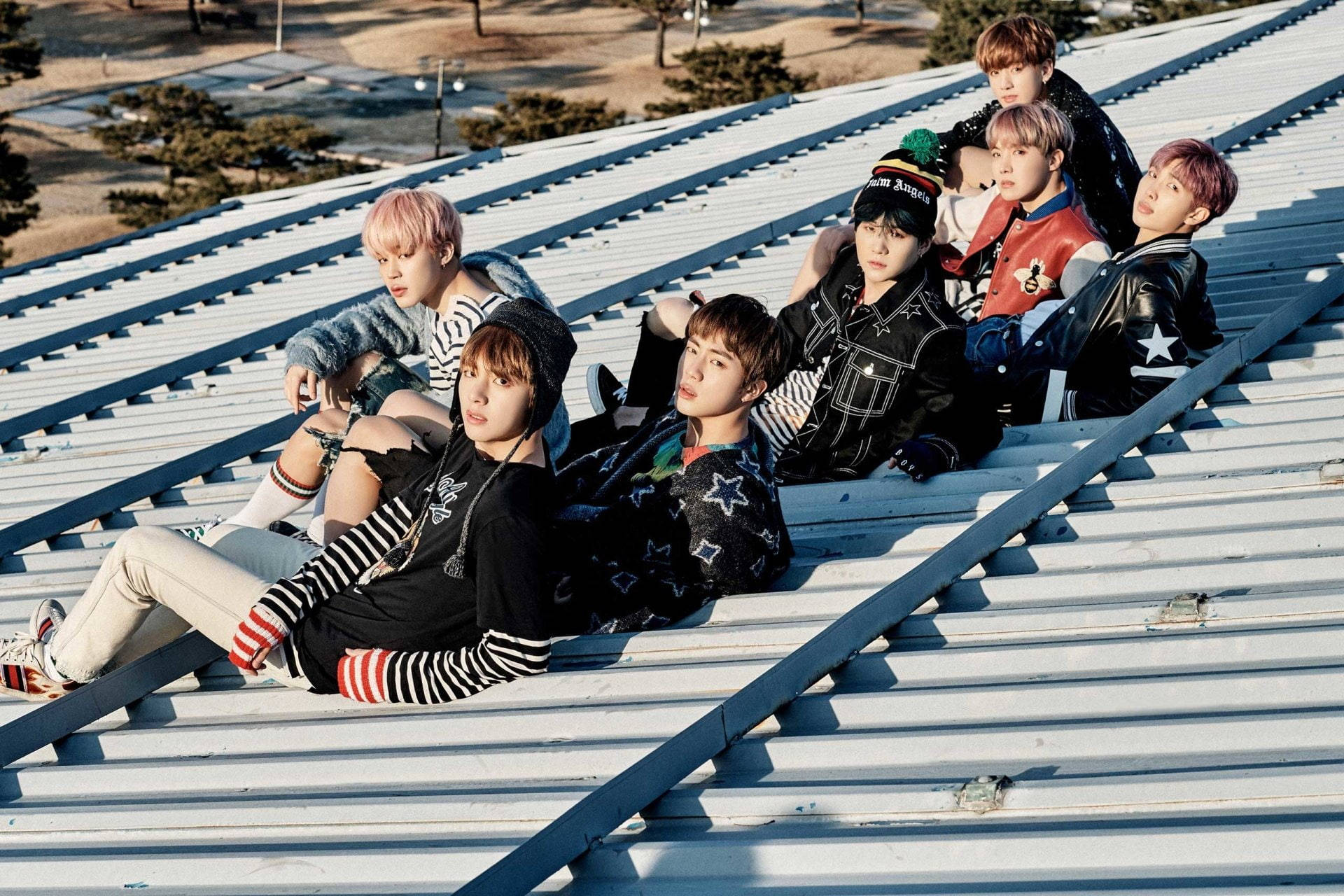 لپ‌تاپ باحال BTS روی پشت بام والپیپر