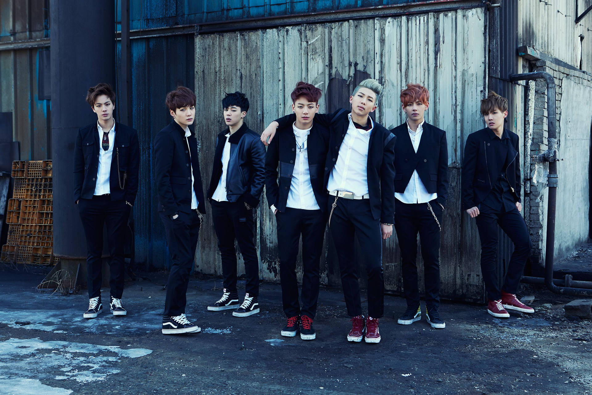 والپیپر باحال BTS با کاپشن‌های مشکی.