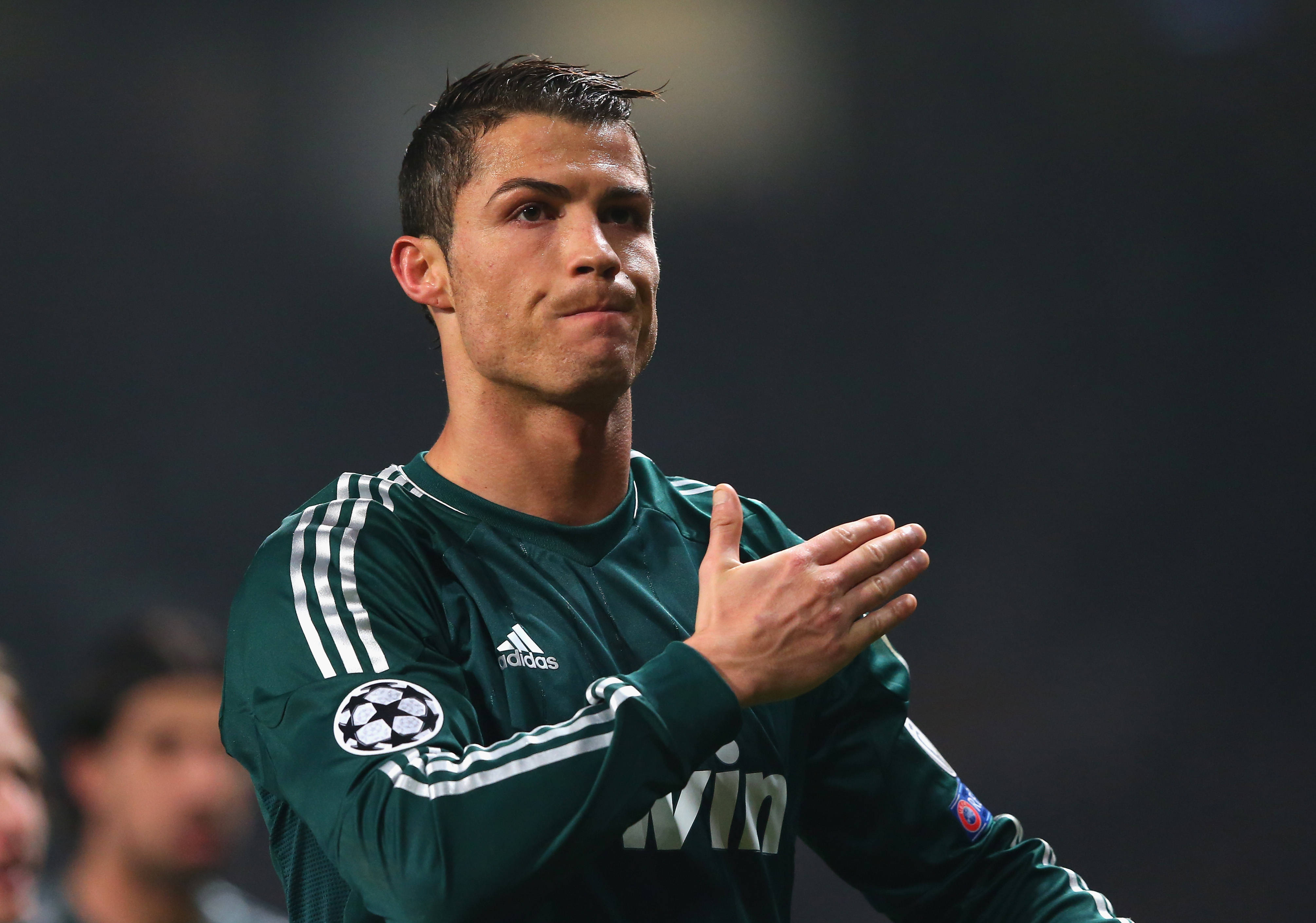 CR7 کریستیانو رونالدو با لباس سبز والپیپر