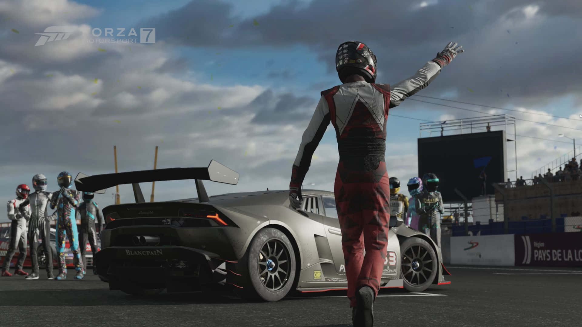 پس‌زمینه HD بازی Forza Motorsport 7 و مسابقه‌دهنده در حال دست تکان دادن والپیپر