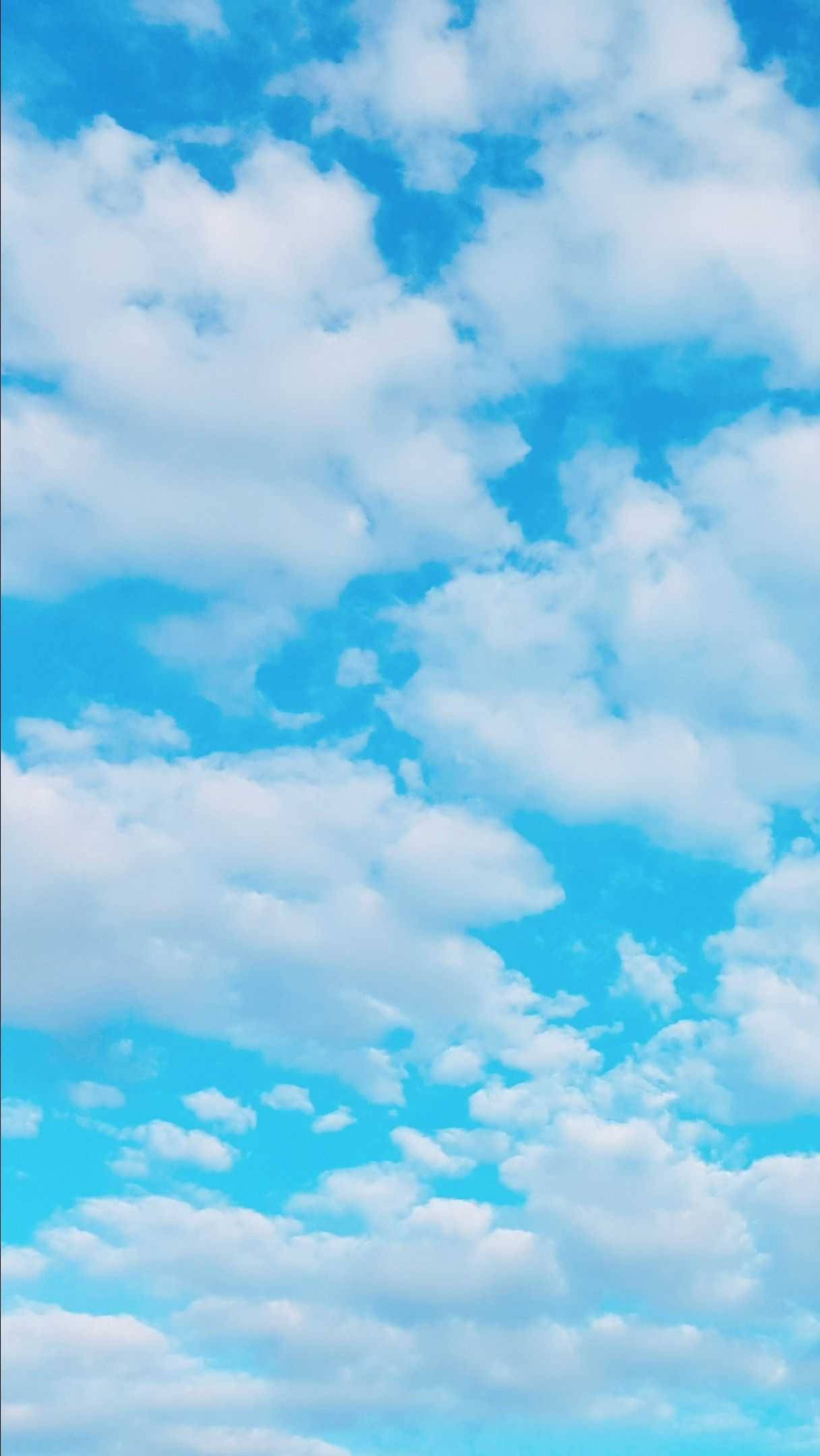 آسمان ابری ساده و آبی زیبا والپیپر