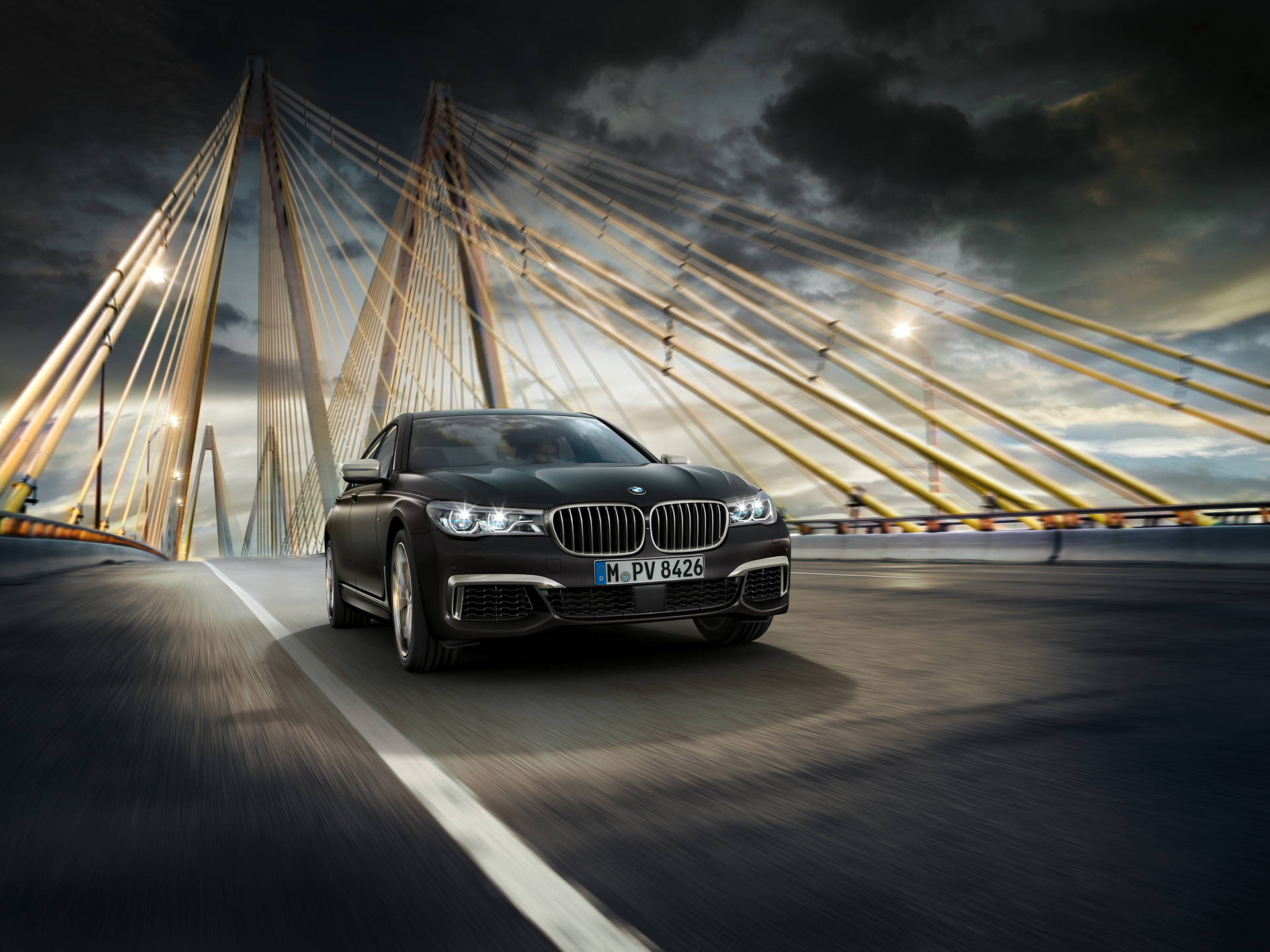 والپیپر خودروی مشکی بی‌ام‌و M760Li xDrive روی پل معلق — بی‌ام‌و والپیپر