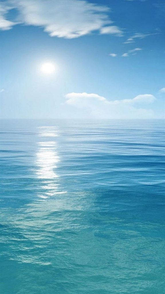 آیفون استوک خورشید در دریای آبی والپیپر