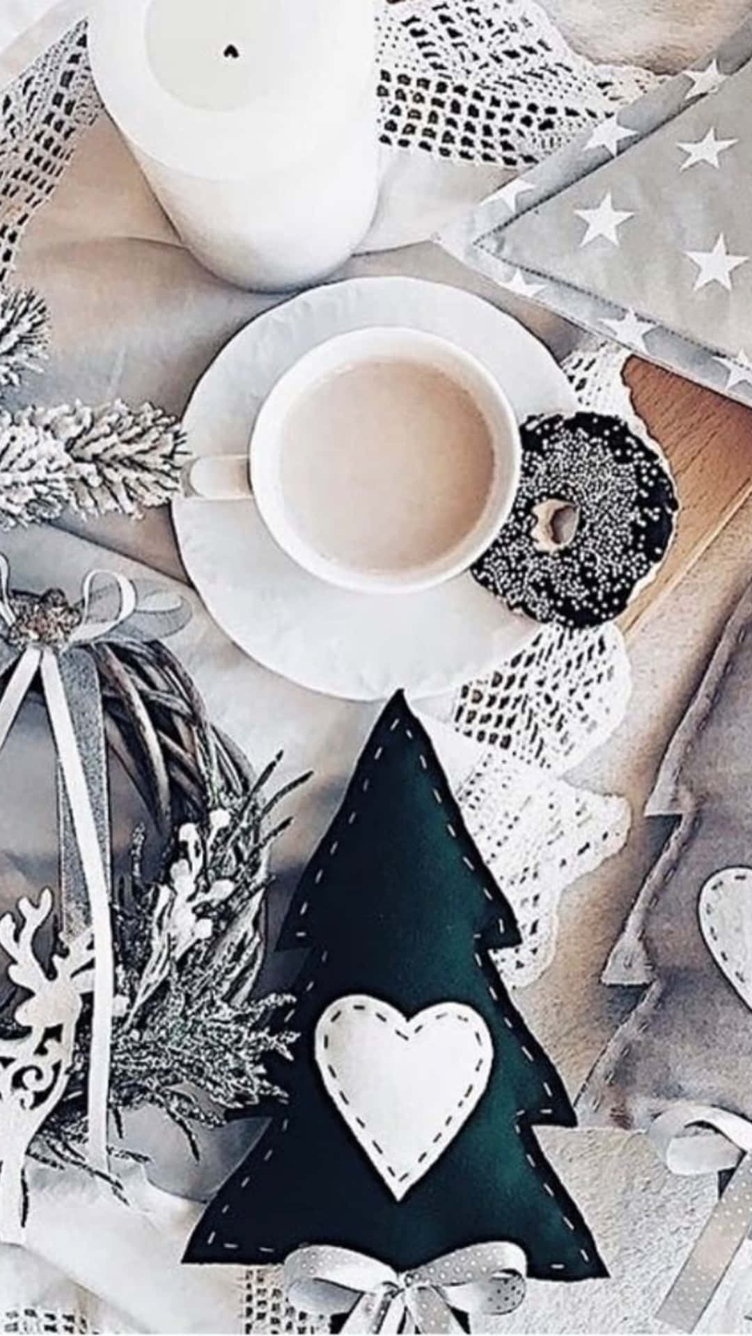 آیفون نقره‌ای شیک برای علاقه‌مندان به لوکس و فناوری مدرن والپیپر
