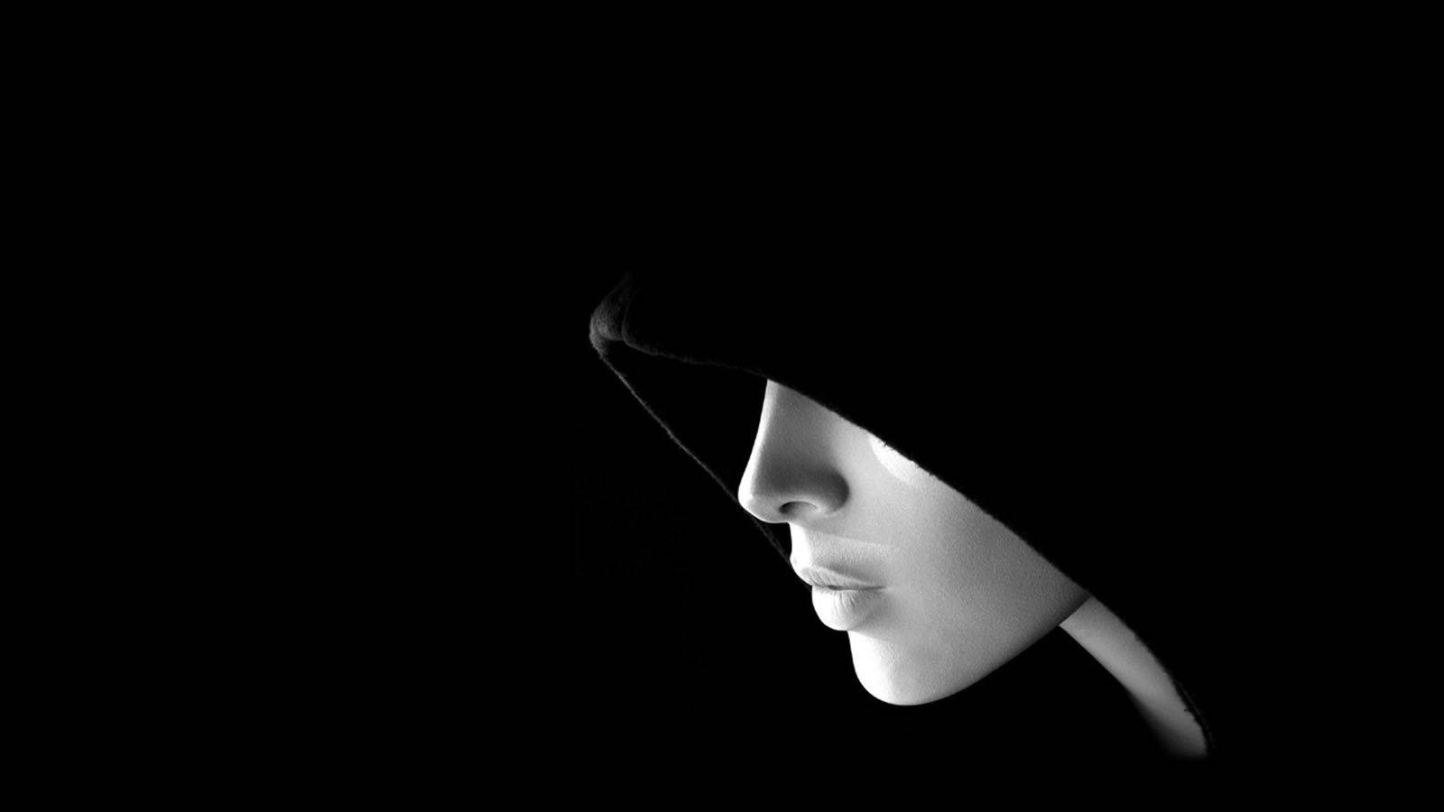 تصویر زمینه دسکتاپ سیاه و سفید از دختری ترسناک با هودی. — سیاه والپیپر