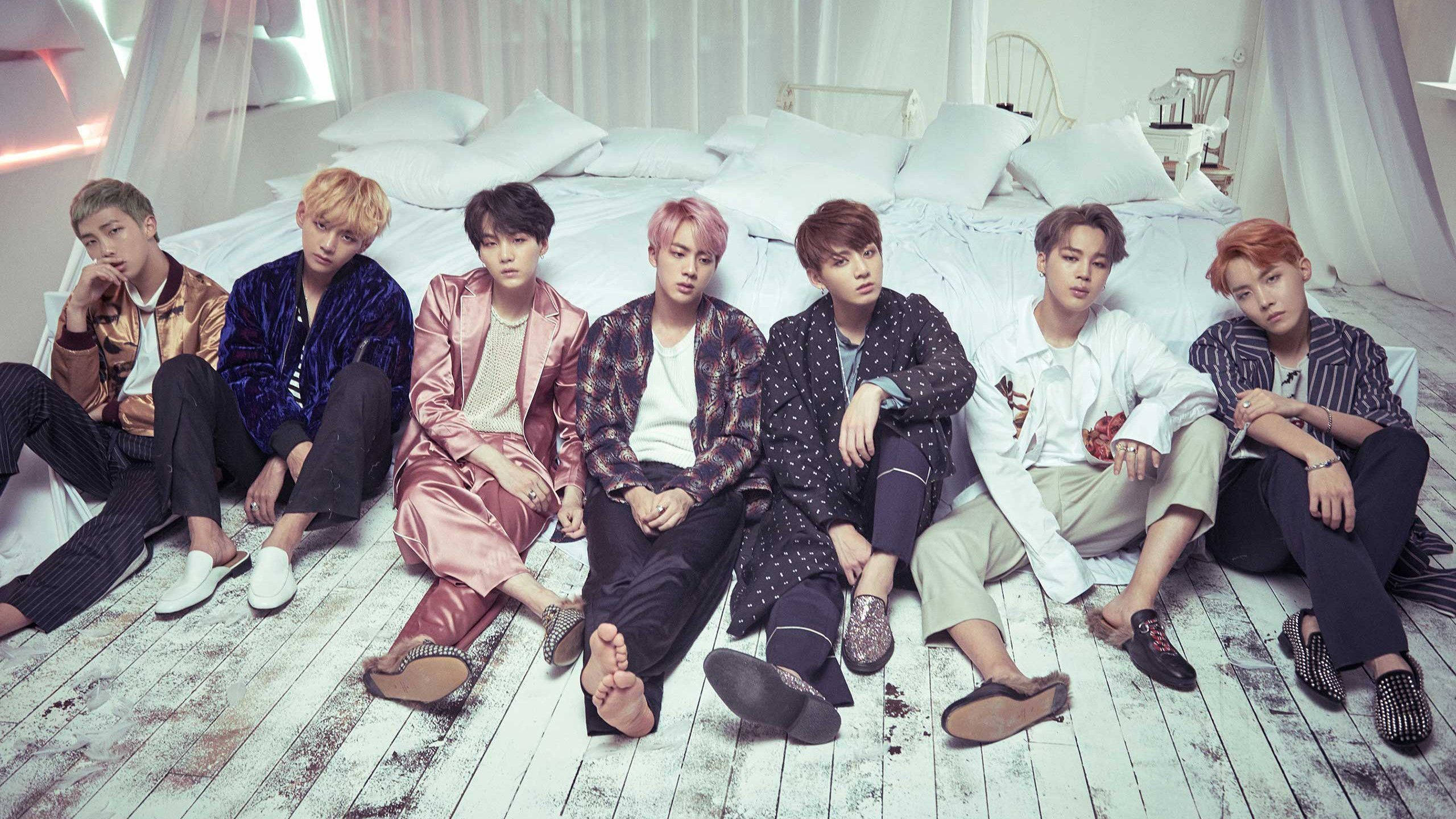 اعضای BTS کنار تخت و لپ‌تاپ والپیپر