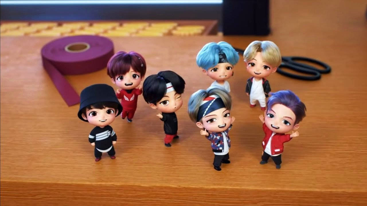اکشن فیگور Tiny Tan BTS روی میز والپیپر