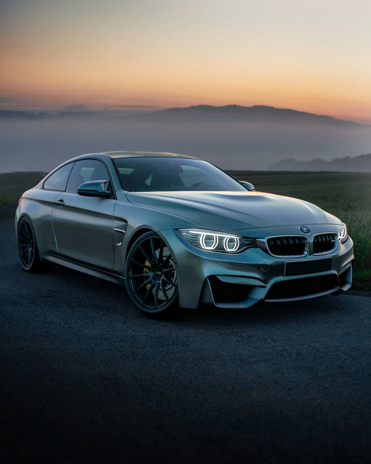 والپیپر خودروی خاکستری BMW F83 M4 در کوهستان هنگام طلوع خورشید — بی‌ام‌و والپیپر