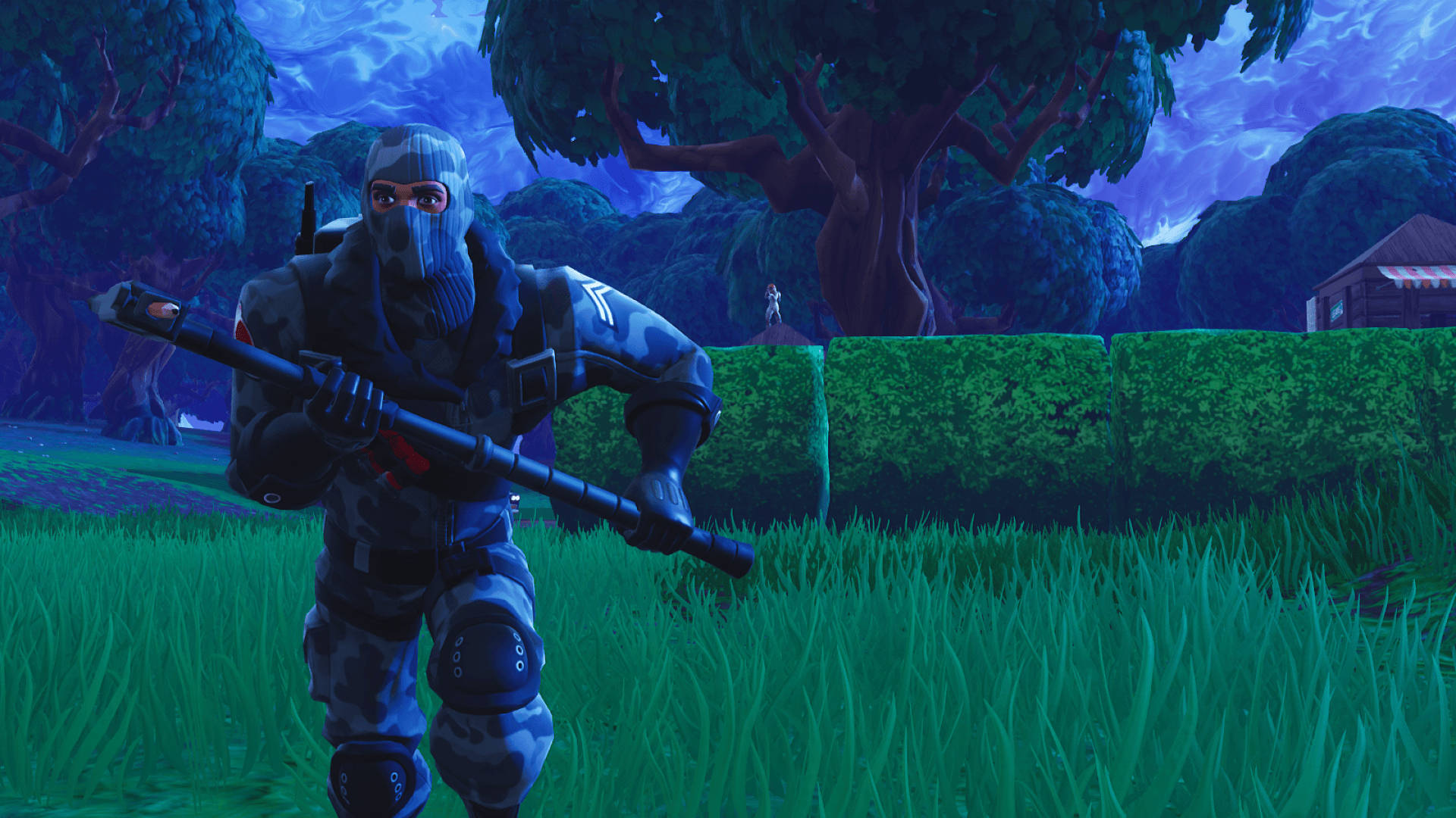 Havoc در شب با یک کلنگ در بازی Fortnite در حال دویدن است - والپیپر HD.