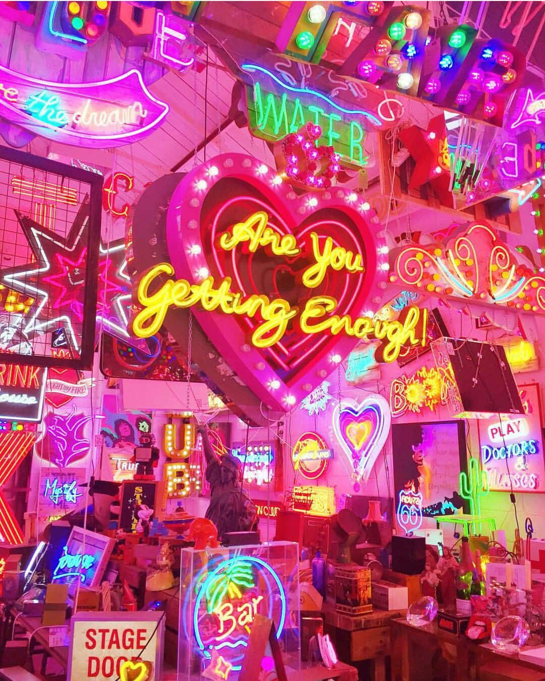 بگذارید نور نئون زندگی‌تان را روشن کند! والپیپر