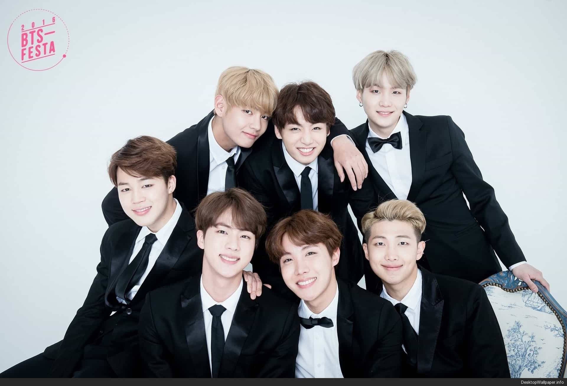 بیتیاس کت و شلوار مشکی ۲۰۲۰ — لوگوی bts متحرک والپیپر