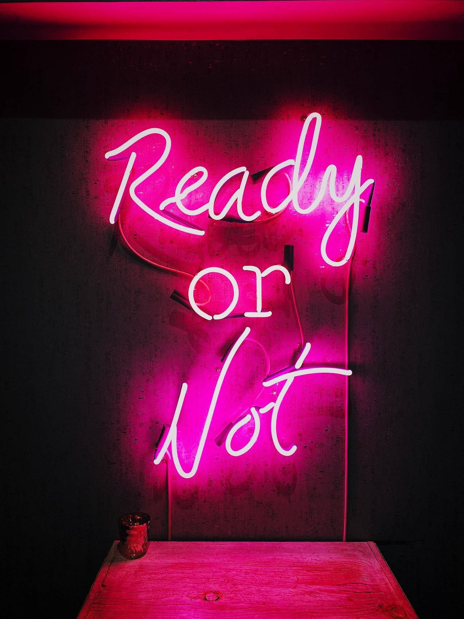 تابلوی نئون صورتی Ready Or Not والپیپر