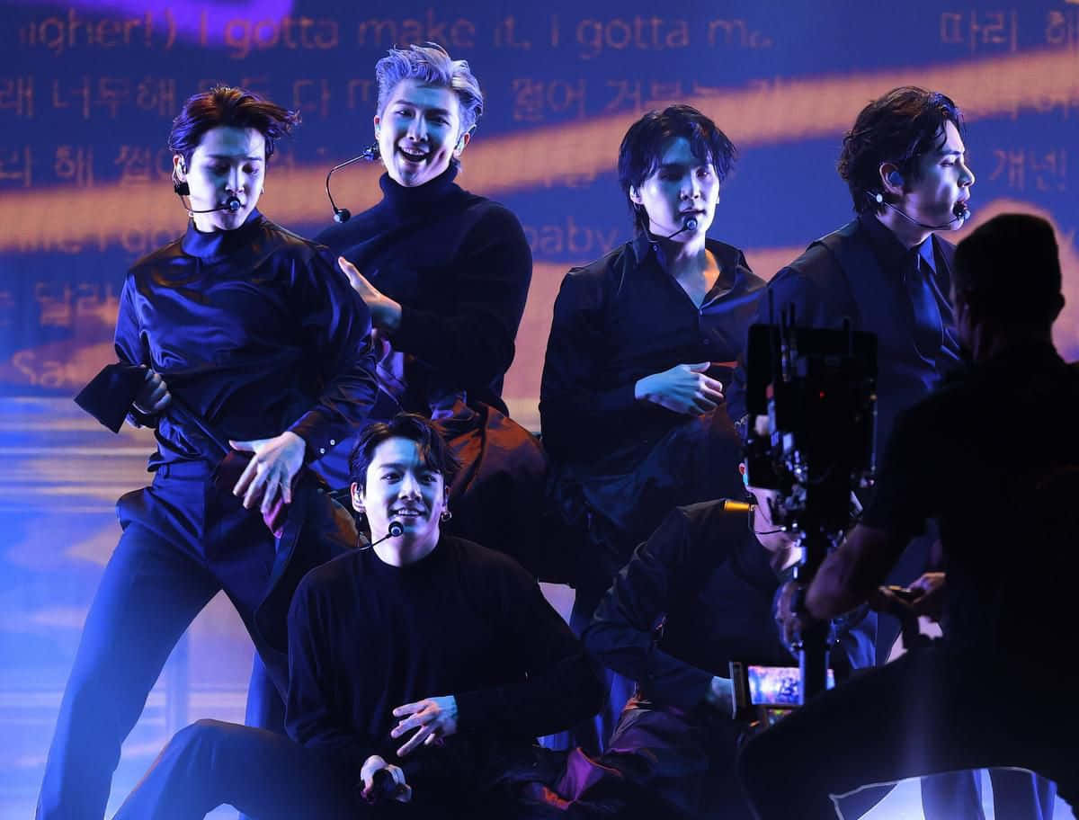 تصویر تاریک گروه BTS والپیپر
