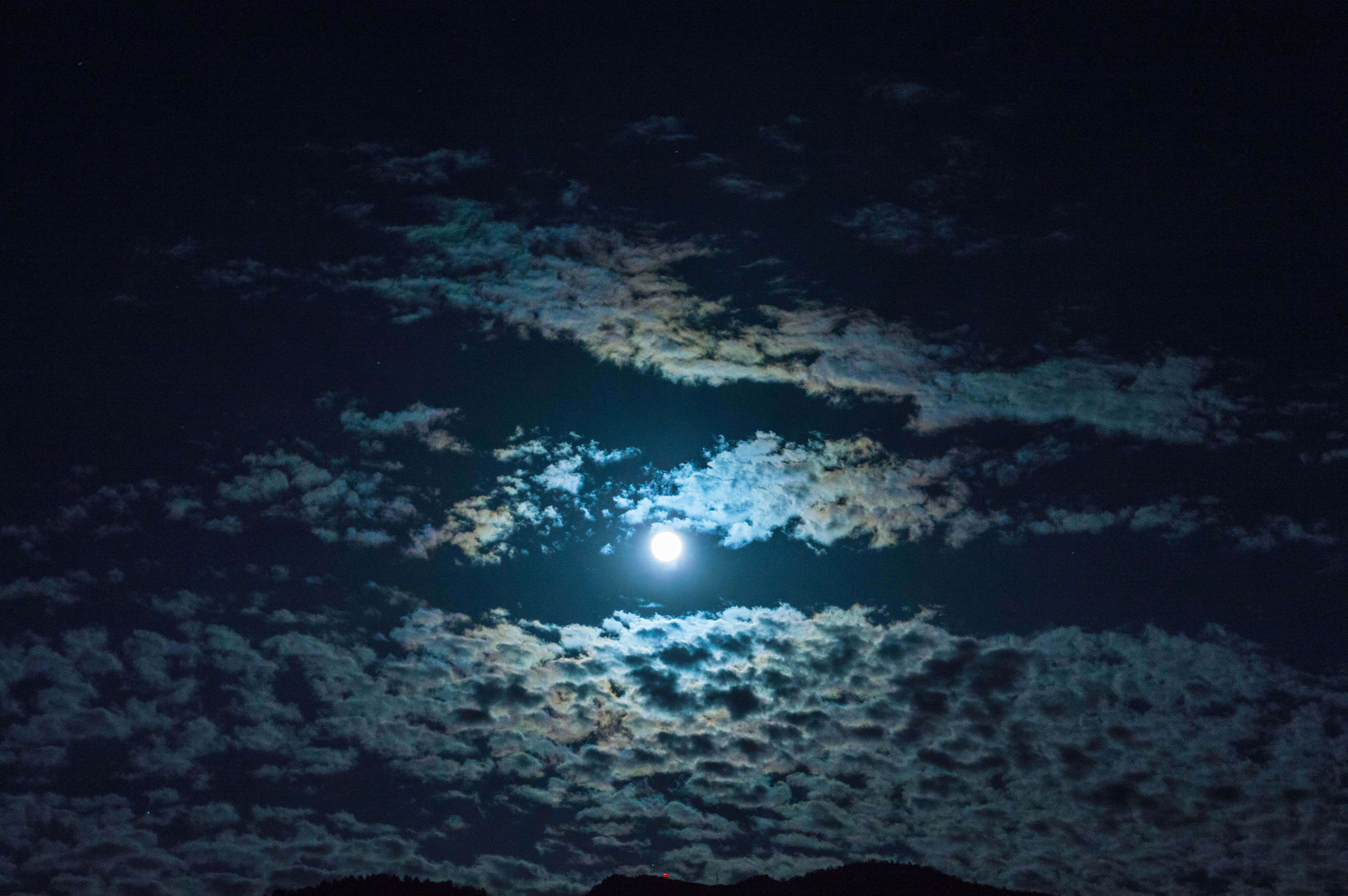 تصویر شب ابری با ماه والپیپر