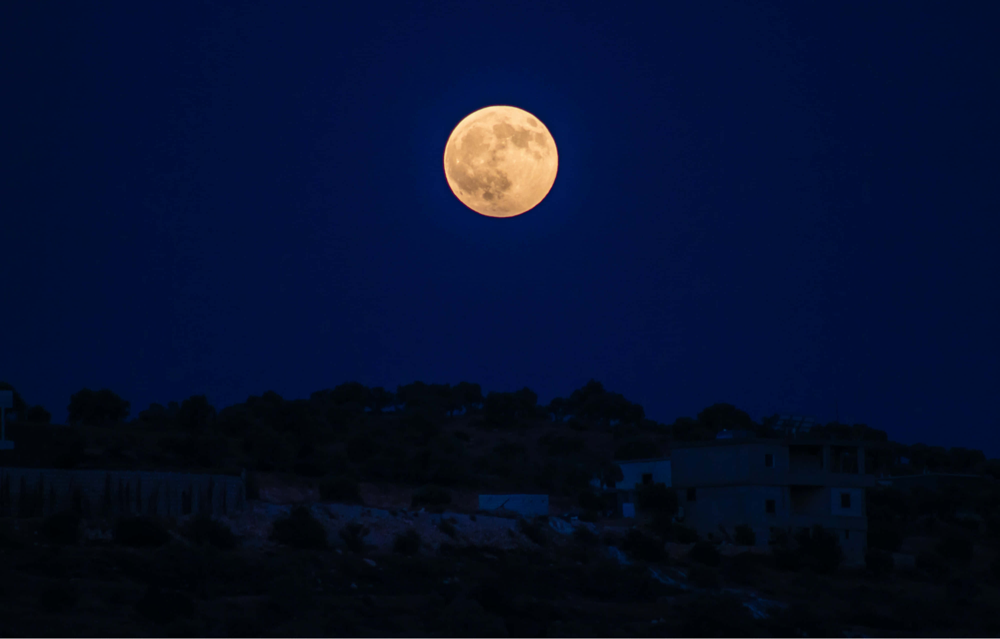 تصویر ماه بر فراز تپه والپیپر