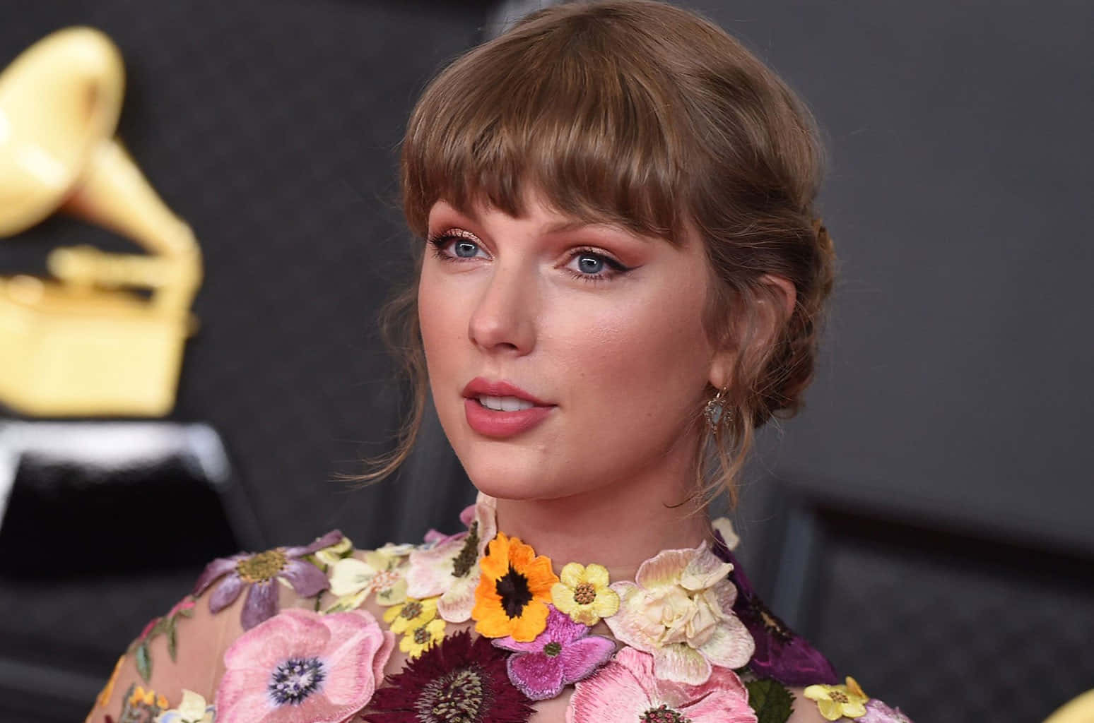 تیلور سوئیفت در موزیک ویدیوی تکآهنگ موفق «Shake It Off» والپیپر