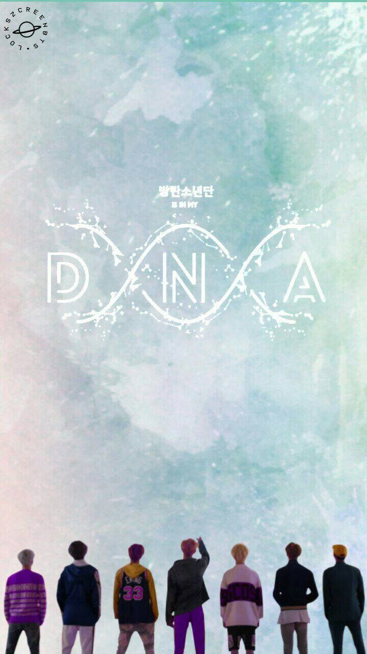 نمای پشت اعضای بی‌تی‌اس که به بالا نگاه می‌کنند، در پس‌زمینه‌ای که نوشته DNA، آلبوم جدید.