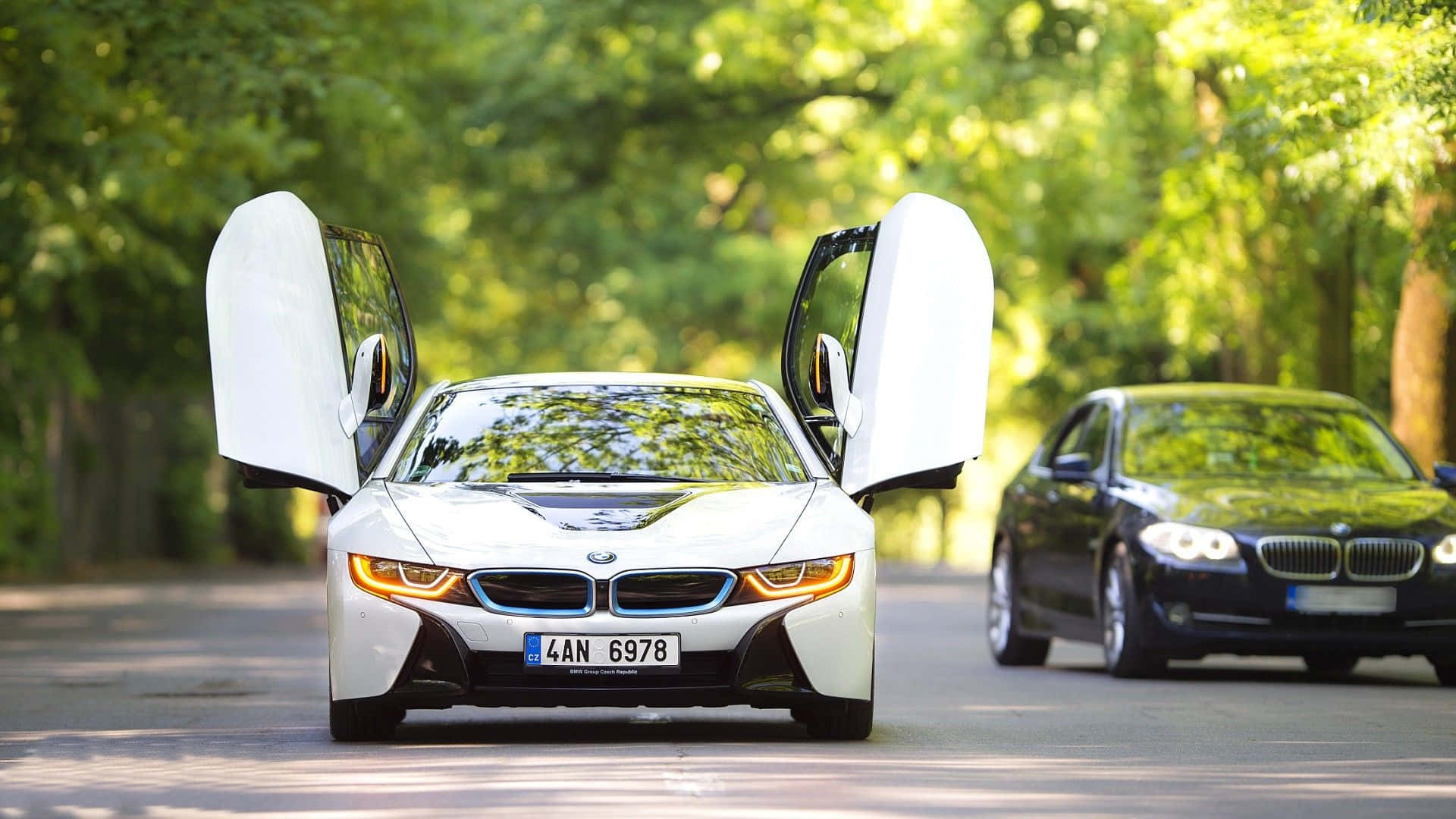 خودرو سفید BMW با درهای بال‌مانند والپیپر