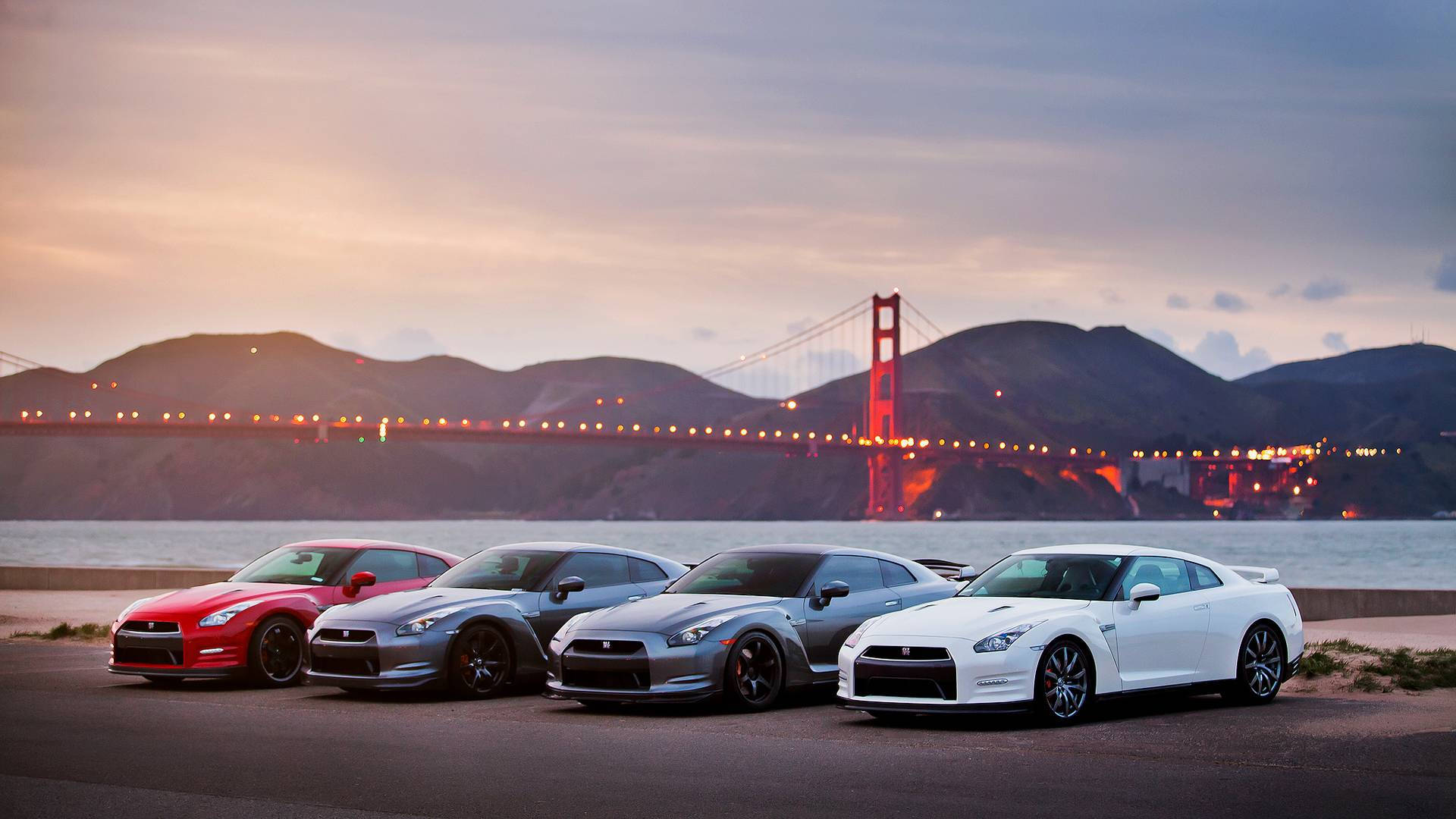 خودروهای نیسان GT-R پارک شده در نزدیکی دریا — ماشین‌ها والپیپر